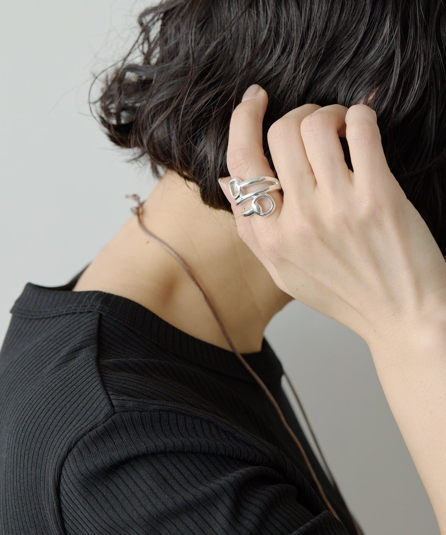 ear PAPILLONNER(イア パピヨネ) 《スターリングシルバー使用》ビットスワールリング