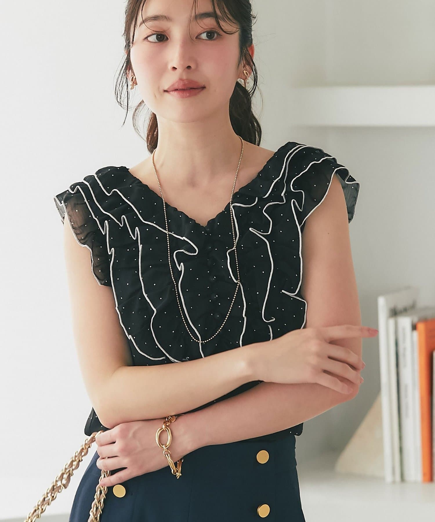 La boutique BonBon(ラブティックボンボン) ドットプリントフリルブラウス