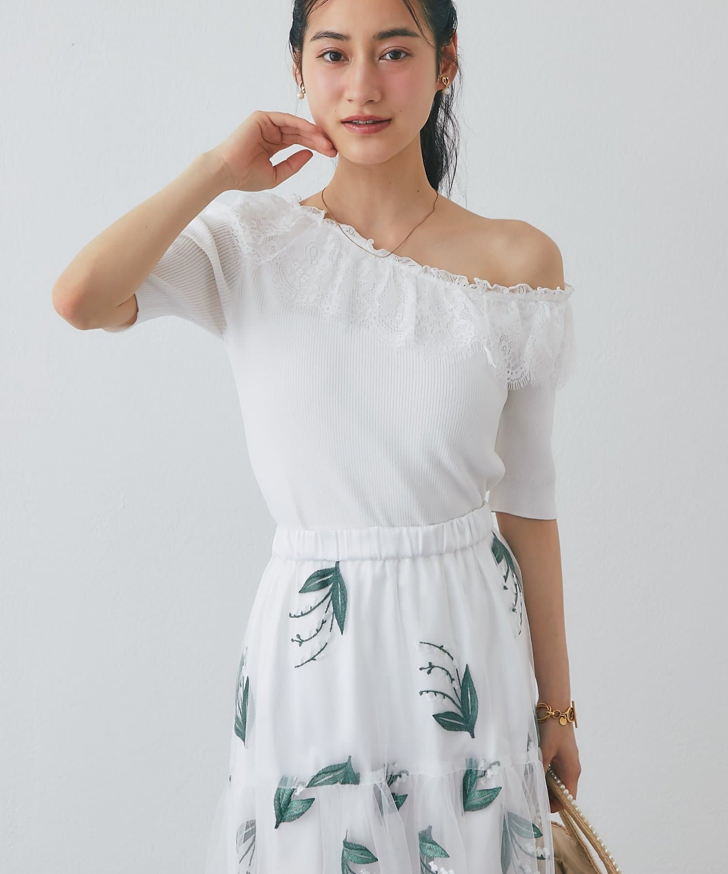 La boutique BonBon(ラブティックボンボン) クールタッチUVワンショルレースフリルニット