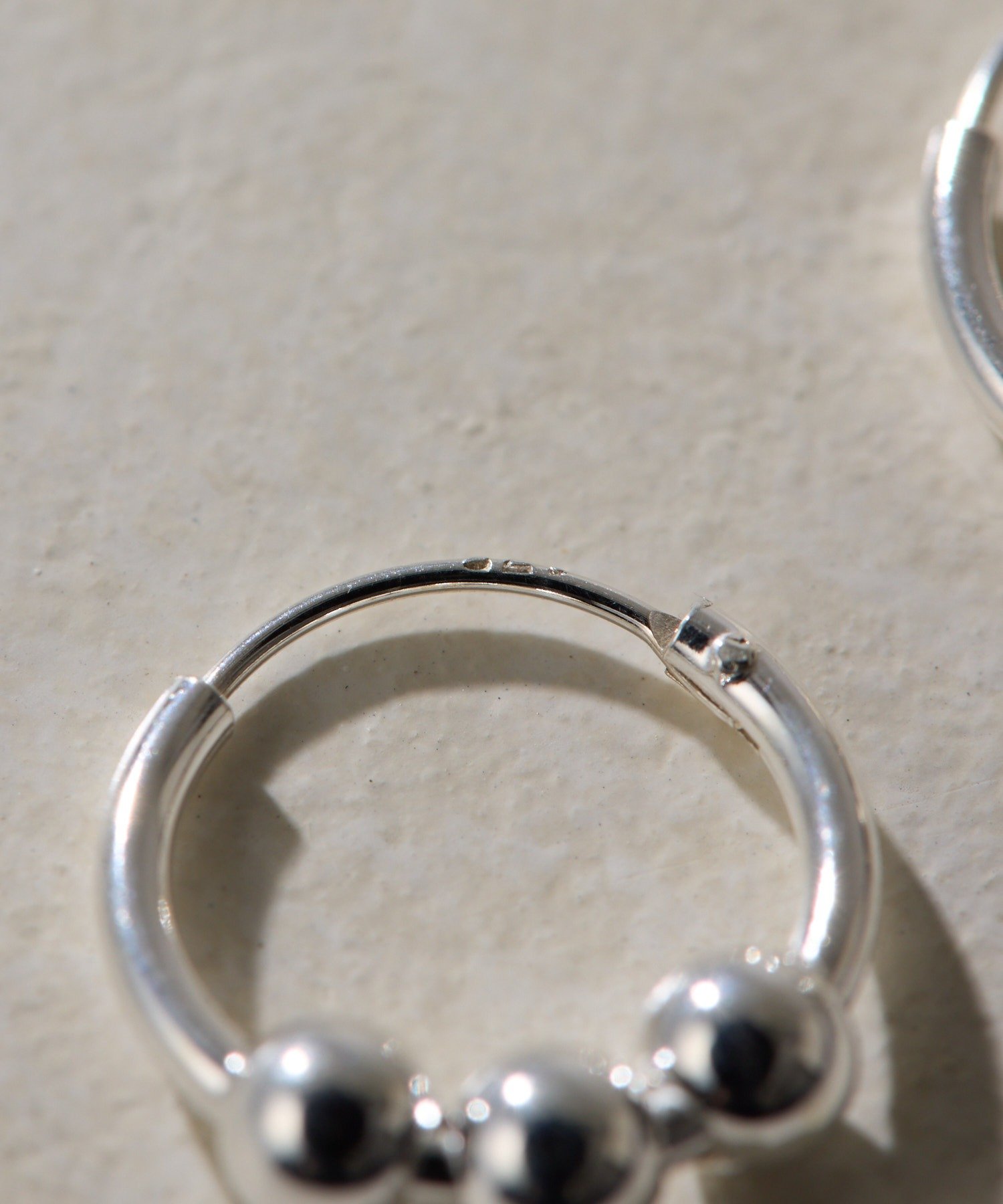 ear PAPILLONNER(イア パピヨネ) 《スターリングシルバー使用》スリーラウンドフープピアス