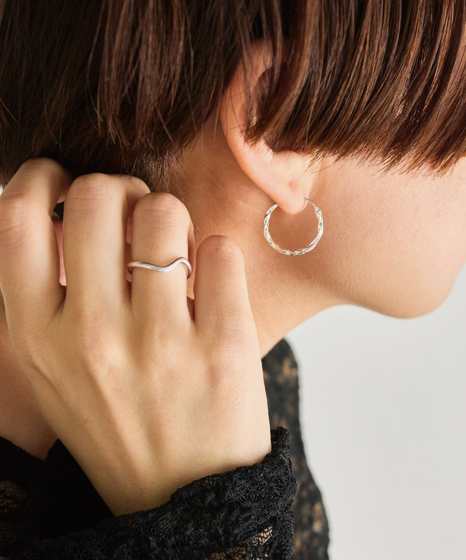 ear PAPILLONNER(イア パピヨネ) 《スターリングシルバー使用》ツイストフープピアス
