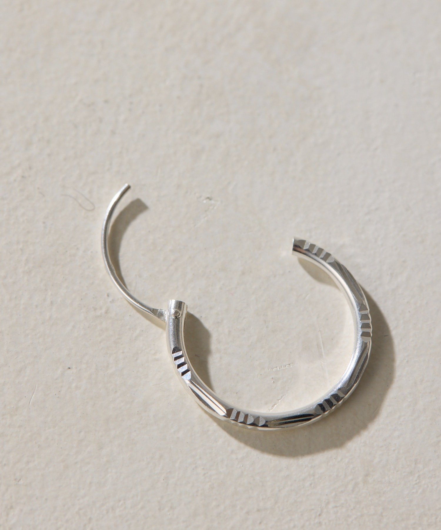 ear PAPILLONNER(イア パピヨネ) 《スターリングシルバー使用》柄入りフープピアス
