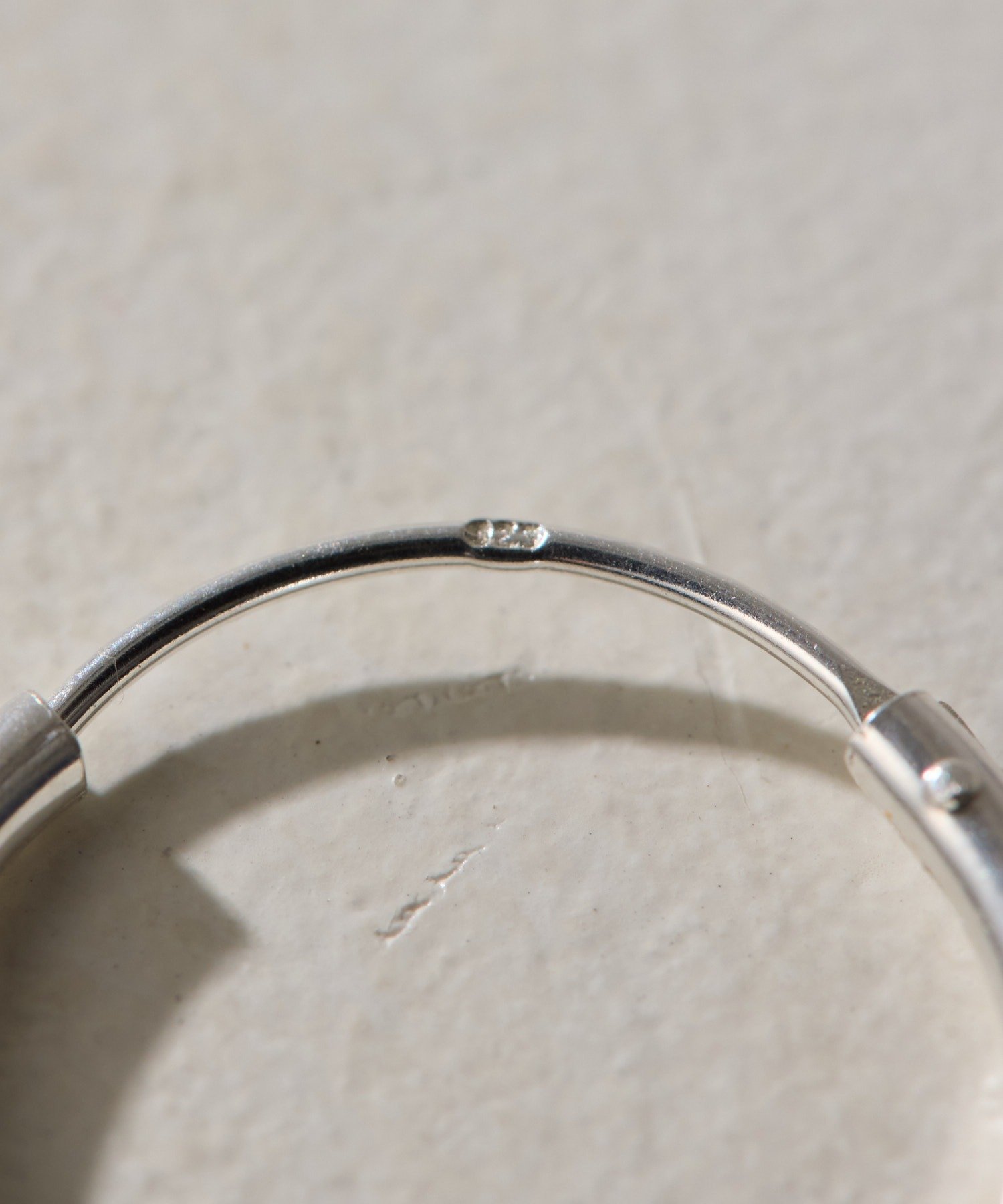 ear PAPILLONNER(イア パピヨネ) 《スターリングシルバー使用》柄入りフープピアス