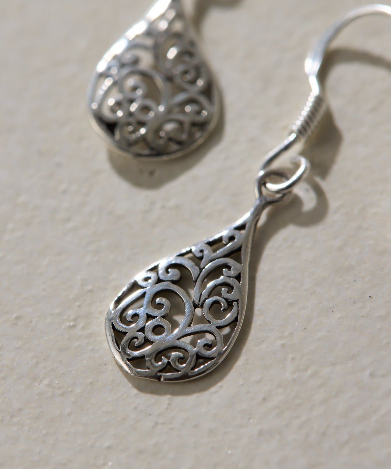 ear PAPILLONNER(イア パピヨネ) 《スターリングシルバー使用》雫すかしピアス