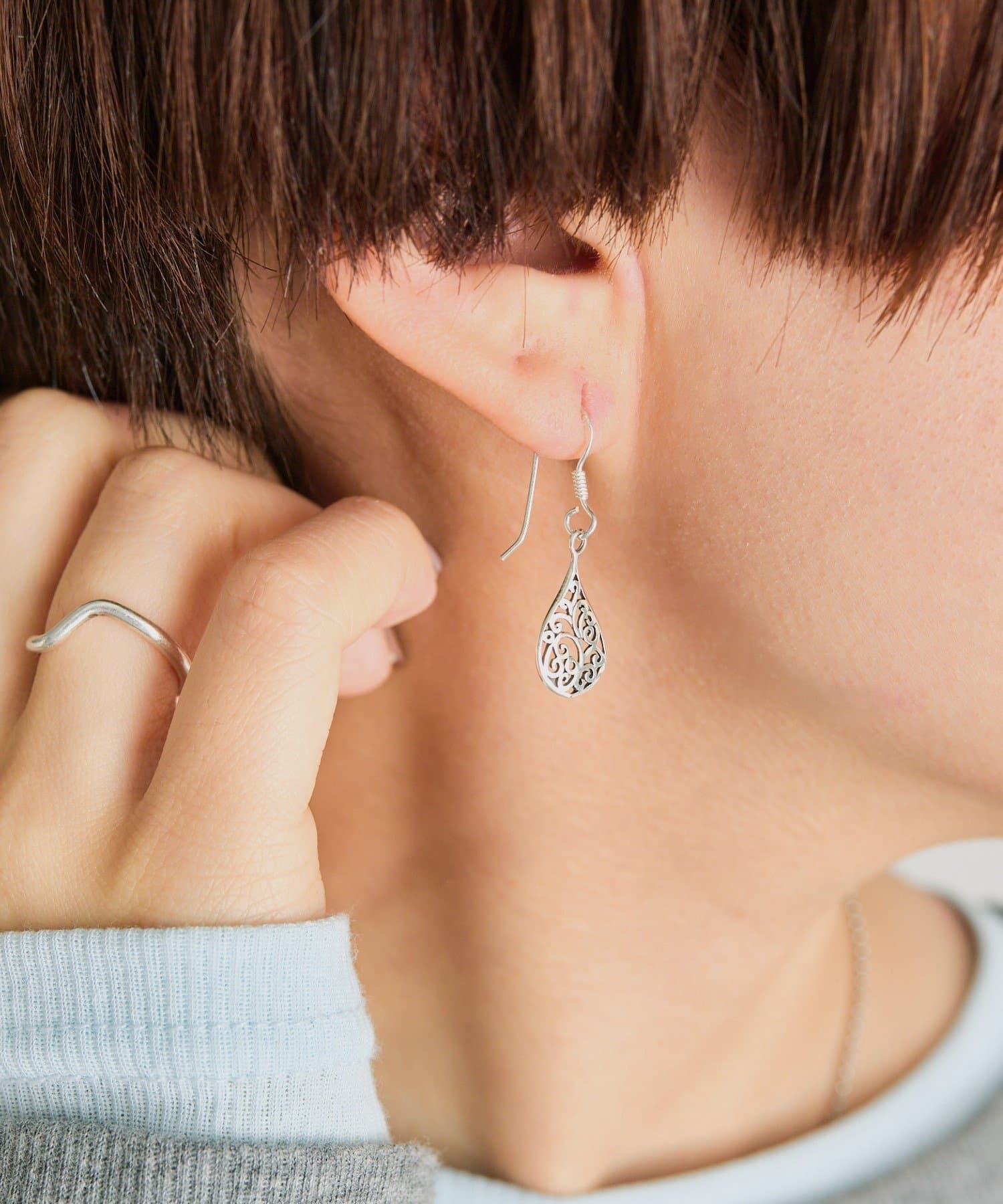ear PAPILLONNER(イア パピヨネ) 《スターリングシルバー使用》雫すかしピアス