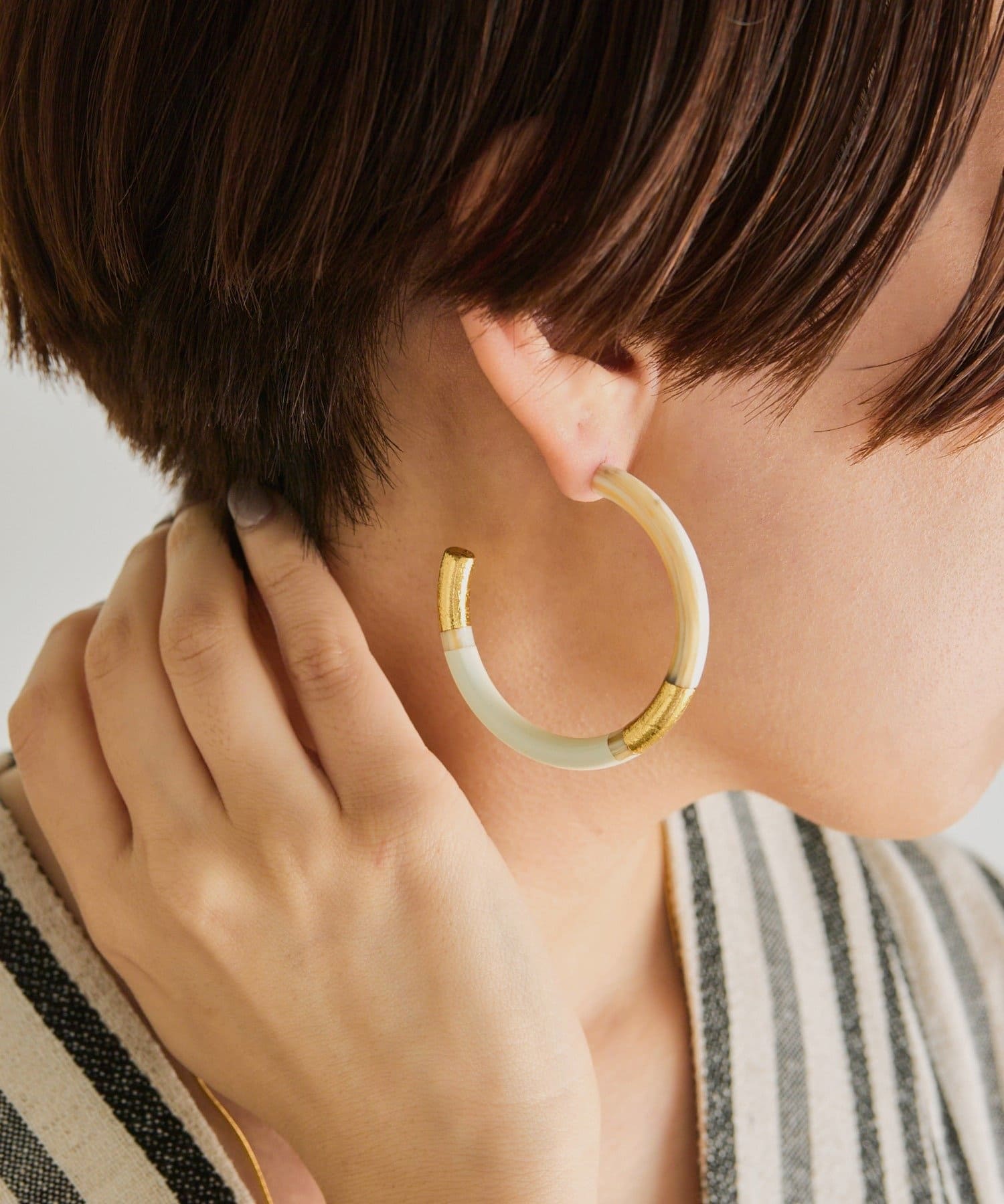 ear PAPILLONNER(イア パピヨネ) 《チタンポスト》水牛角ホワイトフープピアス