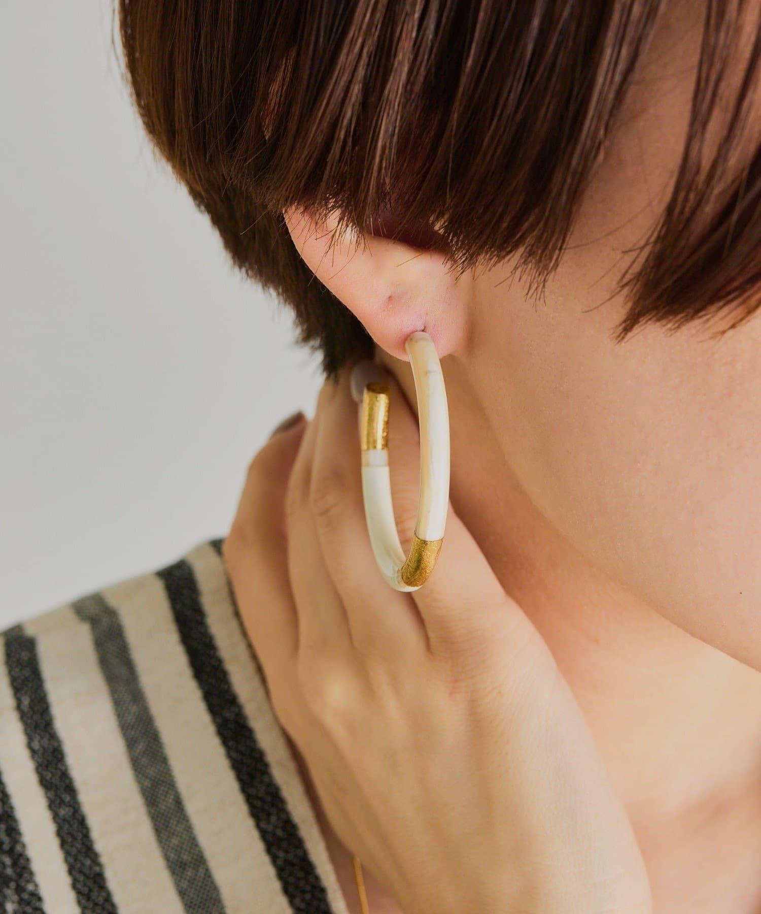 ear PAPILLONNER(イア パピヨネ) 《チタンポスト》水牛角ホワイトフープピアス