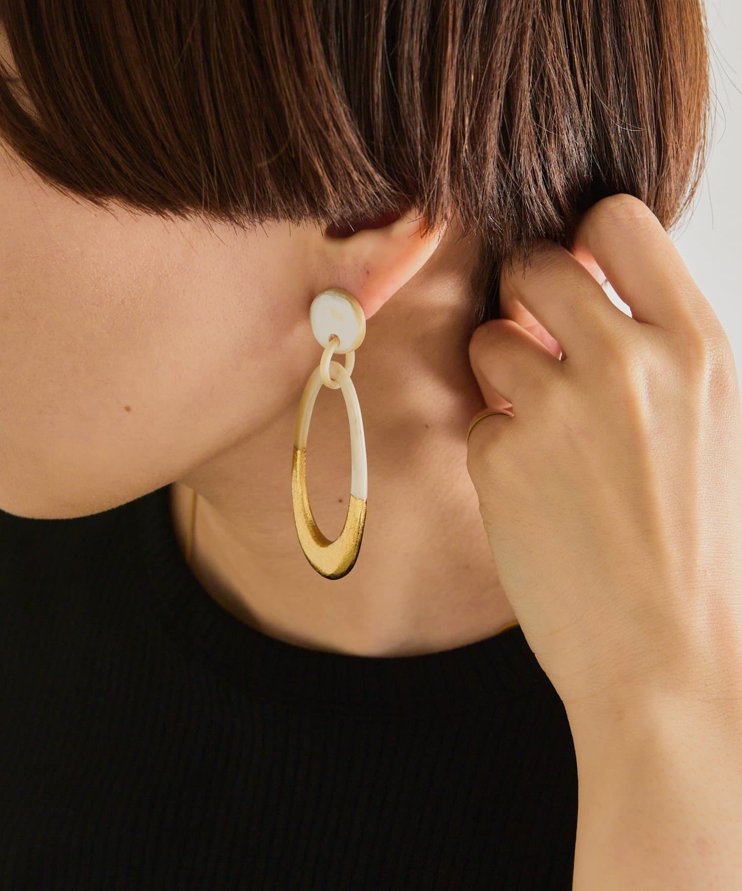ear PAPILLONNER(イア パピヨネ) 《チタンポスト》水牛角ホワイトリングピアス