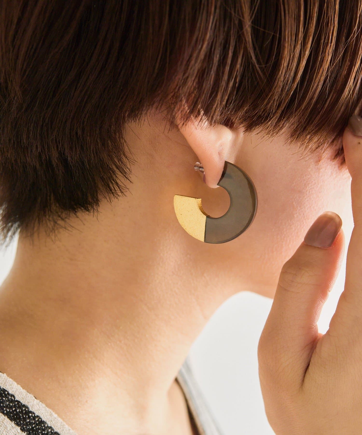 ear PAPILLONNER(イア パピヨネ) 《チタンポスト》水牛角ブラウンフープピアス