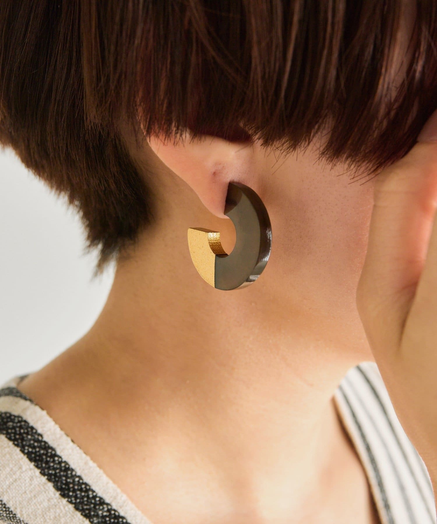 ear PAPILLONNER(イア パピヨネ) 《チタンポスト》水牛角ブラウンフープピアス