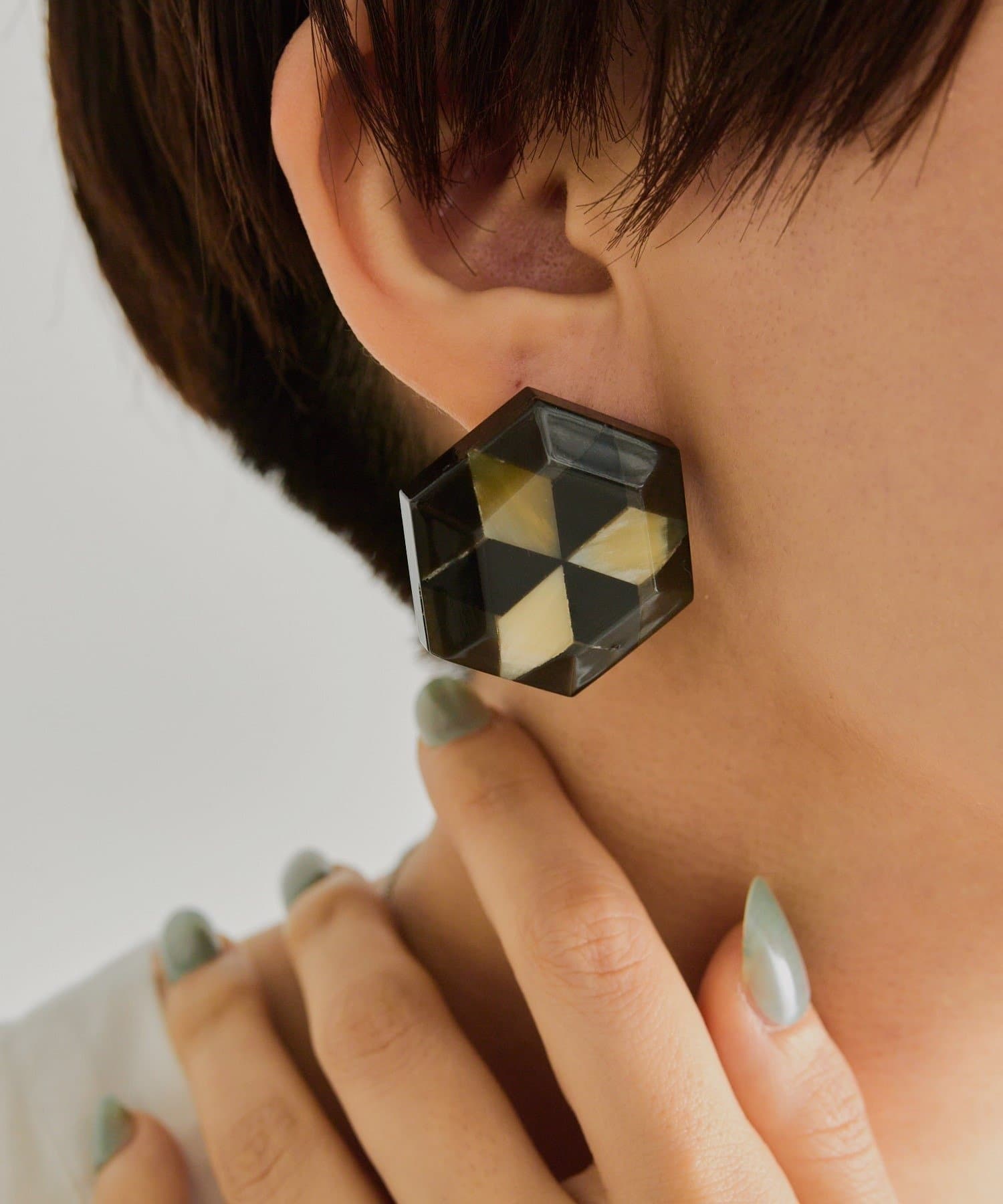ear PAPILLONNER(イア パピヨネ) 《チタンポスト》水牛角モザイクピアス