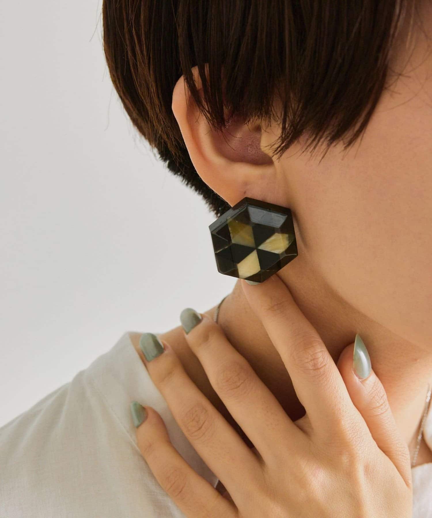 ear PAPILLONNER(イア パピヨネ) 《チタンポスト》水牛角モザイクピアス