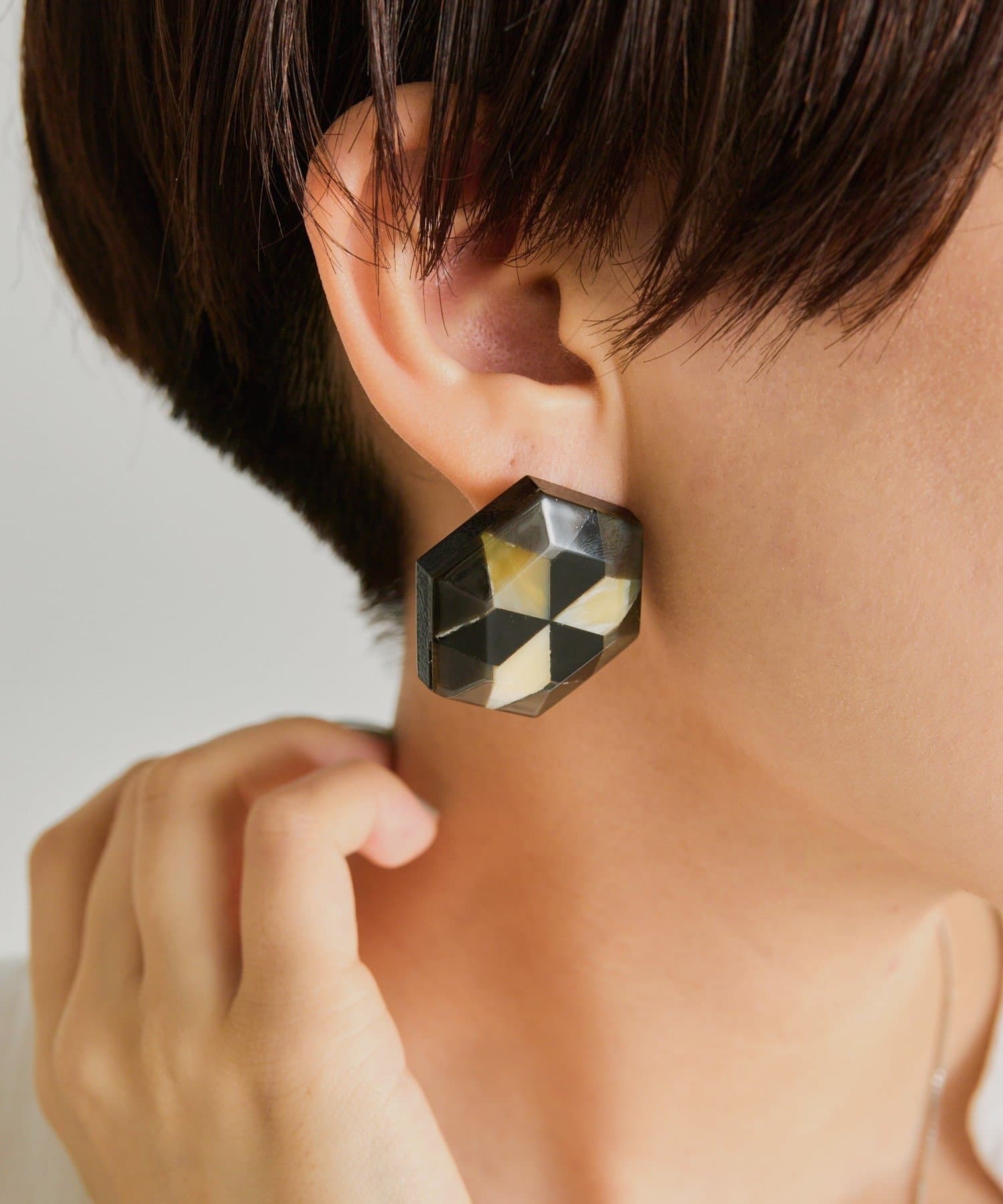 ear PAPILLONNER(イア パピヨネ) 《チタンポスト》水牛角モザイクピアス