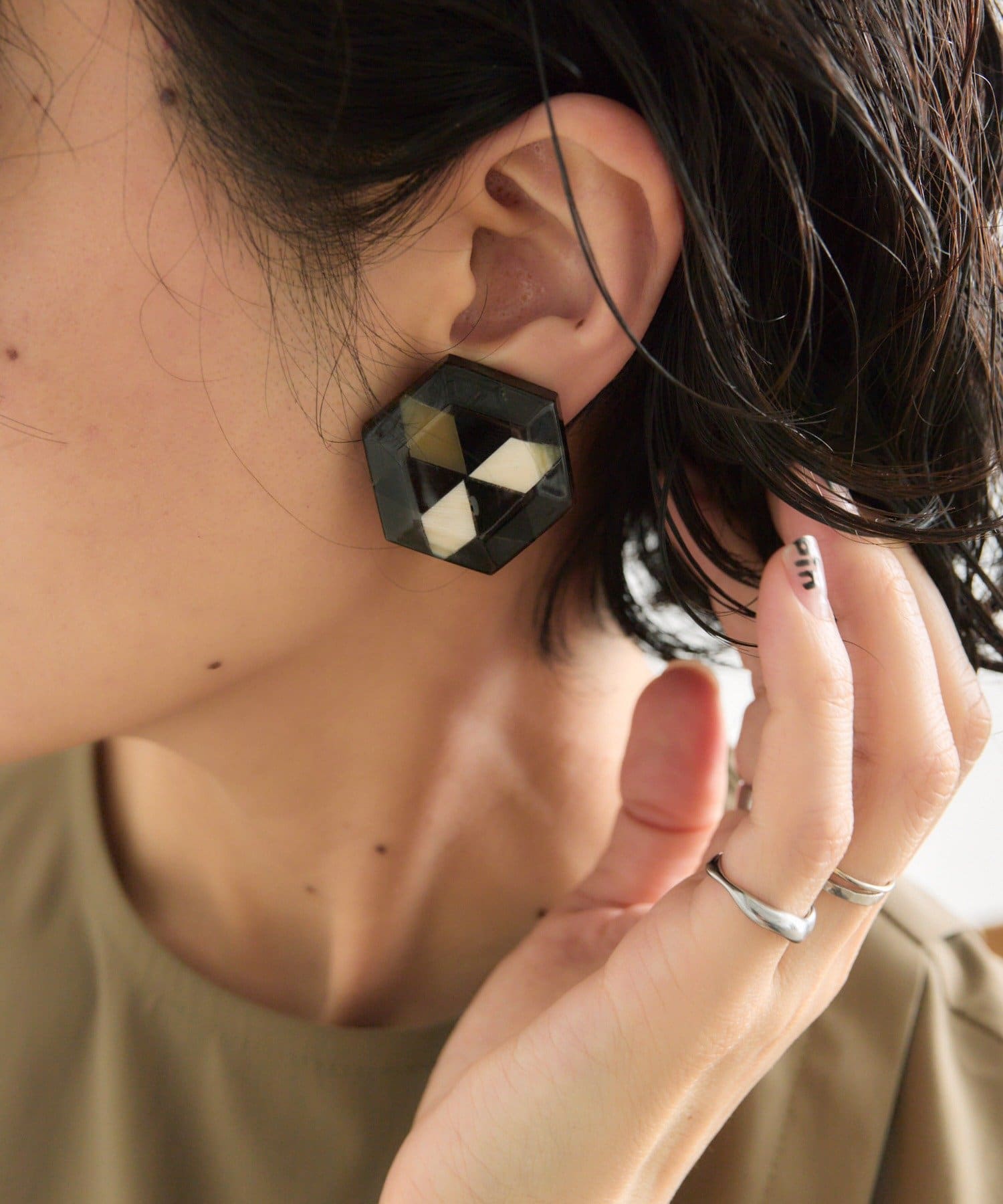 ear PAPILLONNER(イア パピヨネ) 水牛角モザイクイヤリング