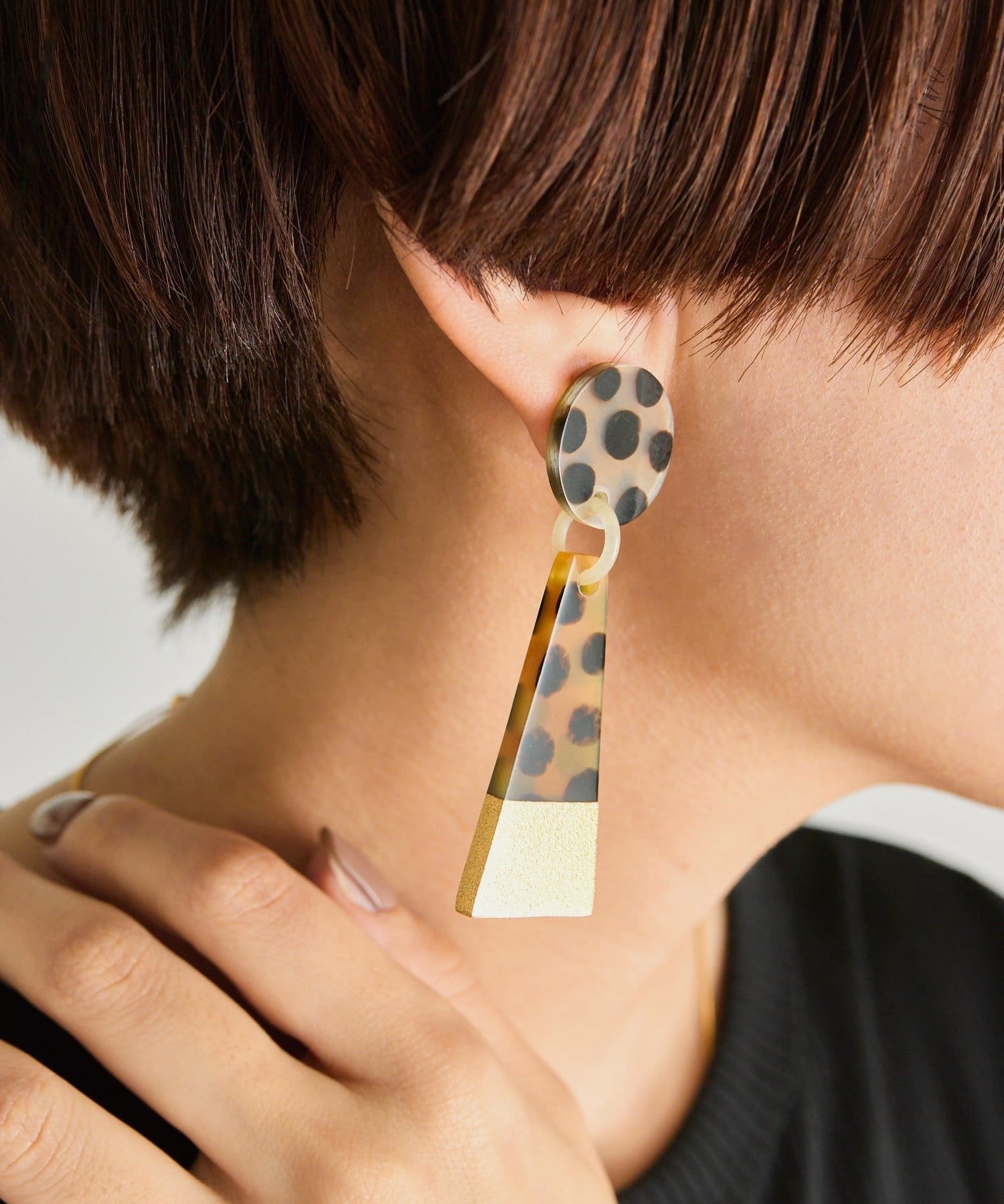 ear PAPILLONNER(イア パピヨネ) 《チタンポスト》水牛角アニマル柄ピアス