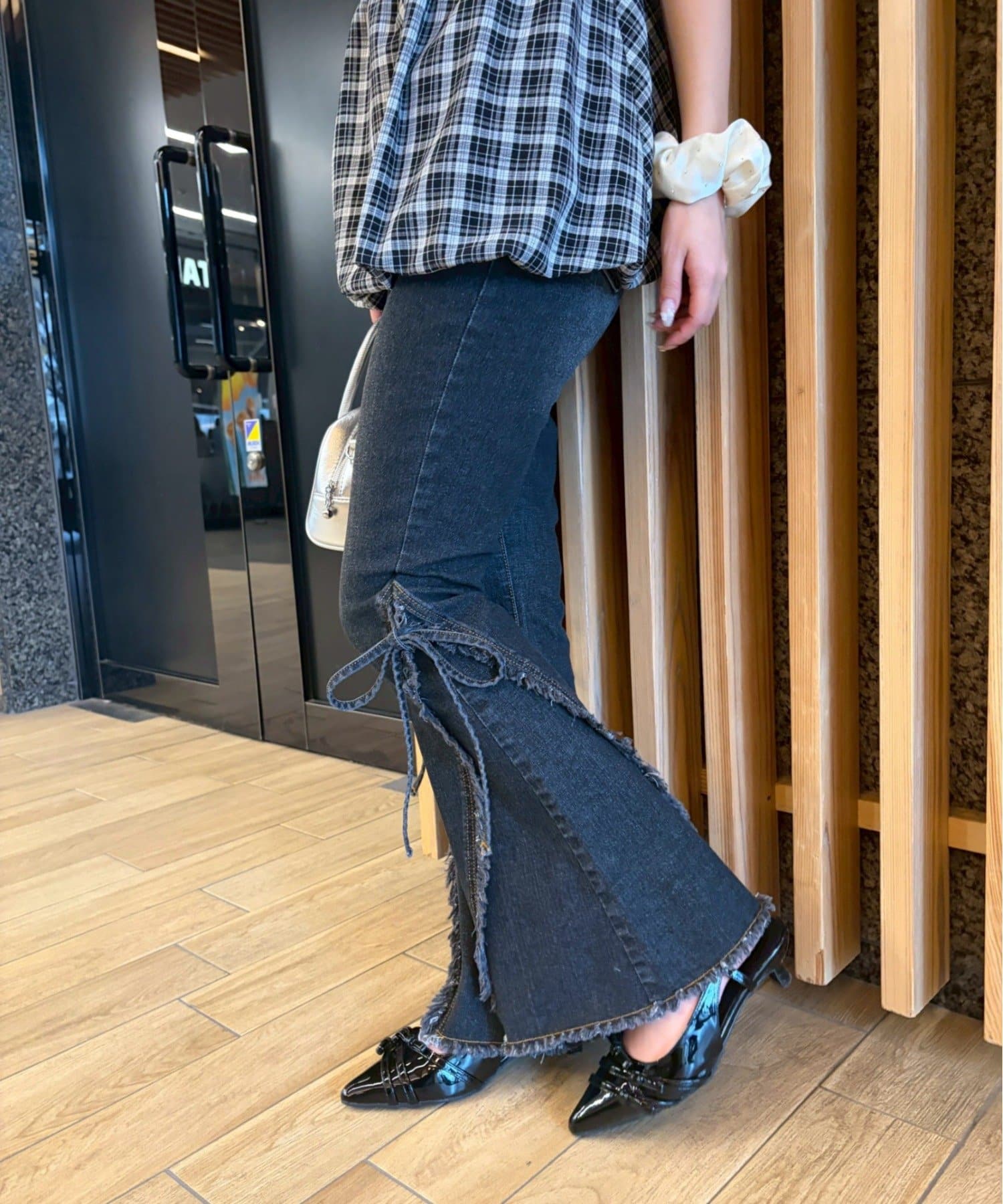 Remind me and forever(リマインドミーアンドフォーエバー) 【-3キロ見え美シルエット】フリンジ切替えリボンフレアデニム