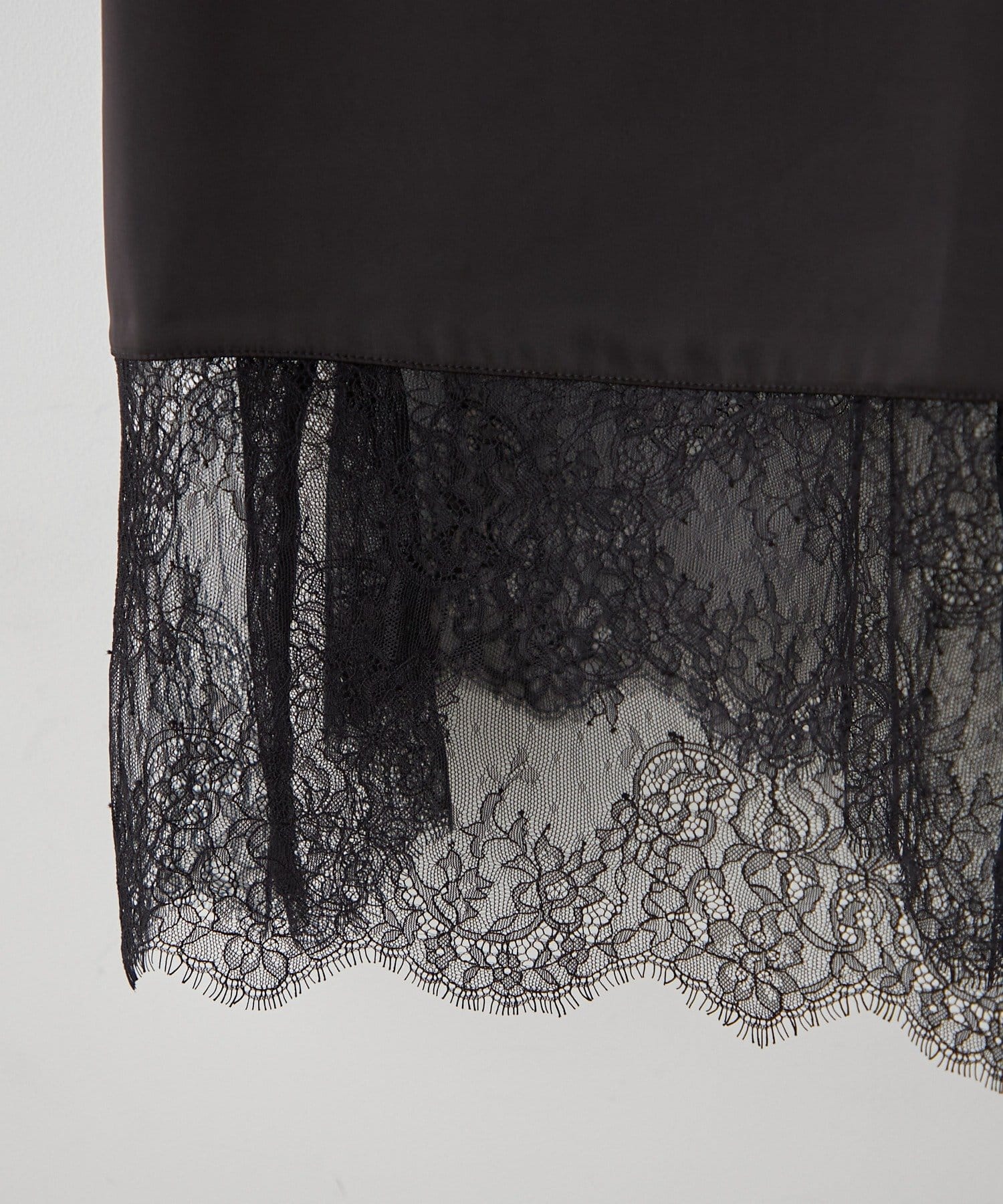 Remind me and forever(リマインドミーアンドフォーエバー) 【裾のデザイン選べる】レース切替サテンキャミ