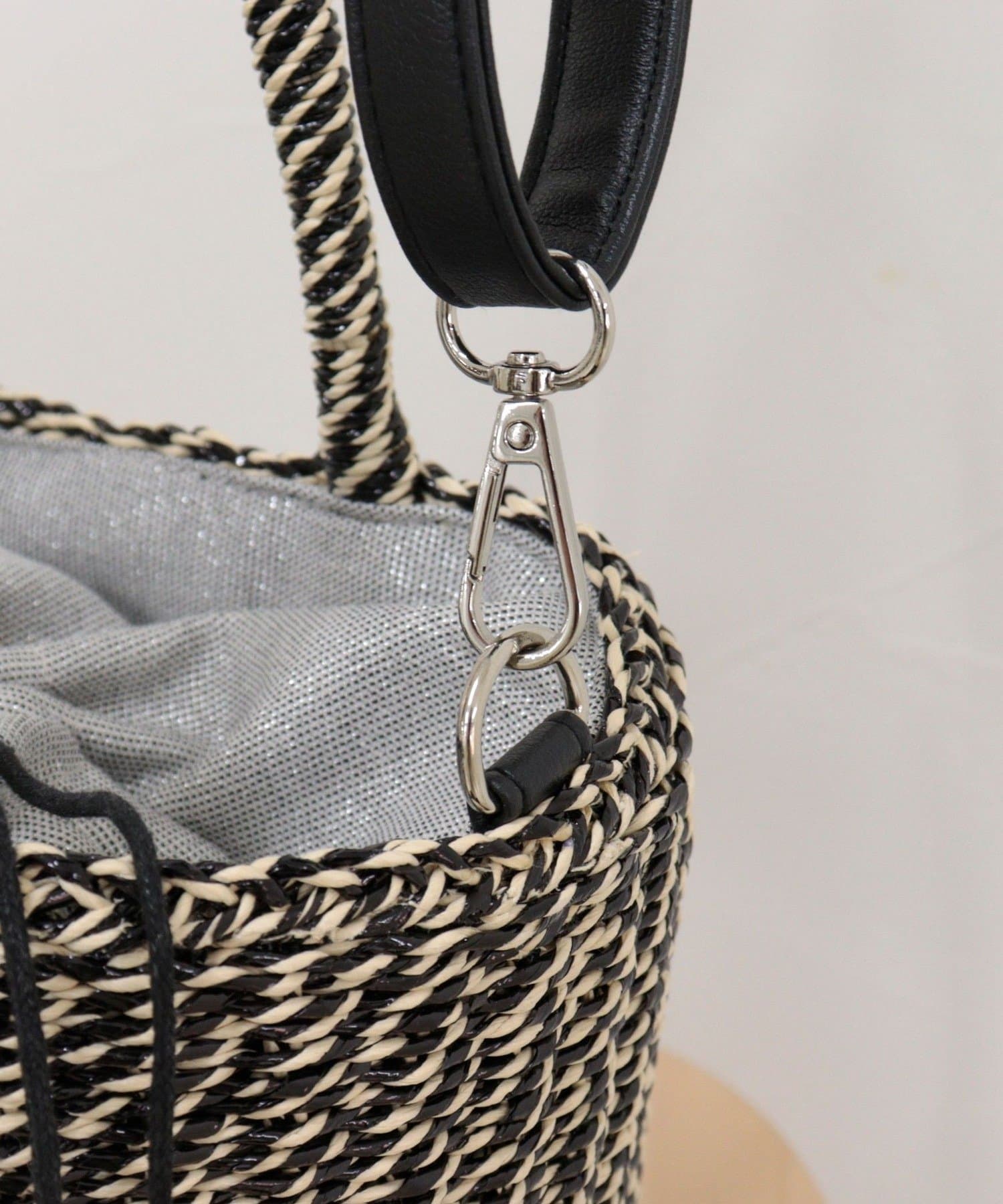 FREDY & GLOSTER(フレディ アンド グロスター) タッセル付メタルフィルム２WAYバッグ