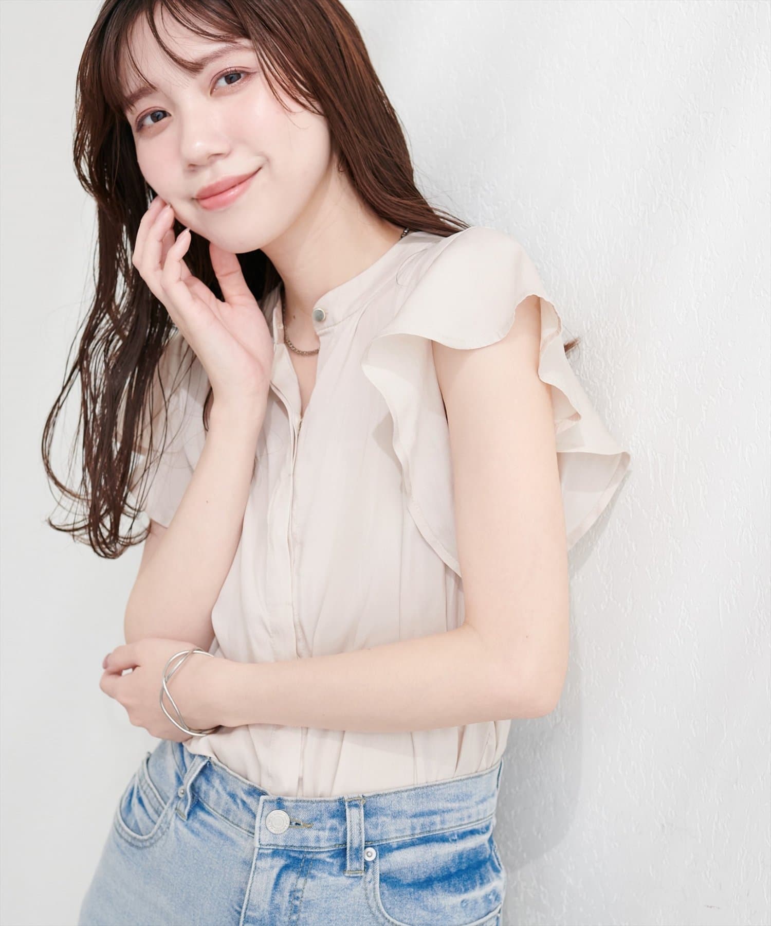 natural couture(ナチュラルクチュール) とろみサテンラッフル袖ブラウス