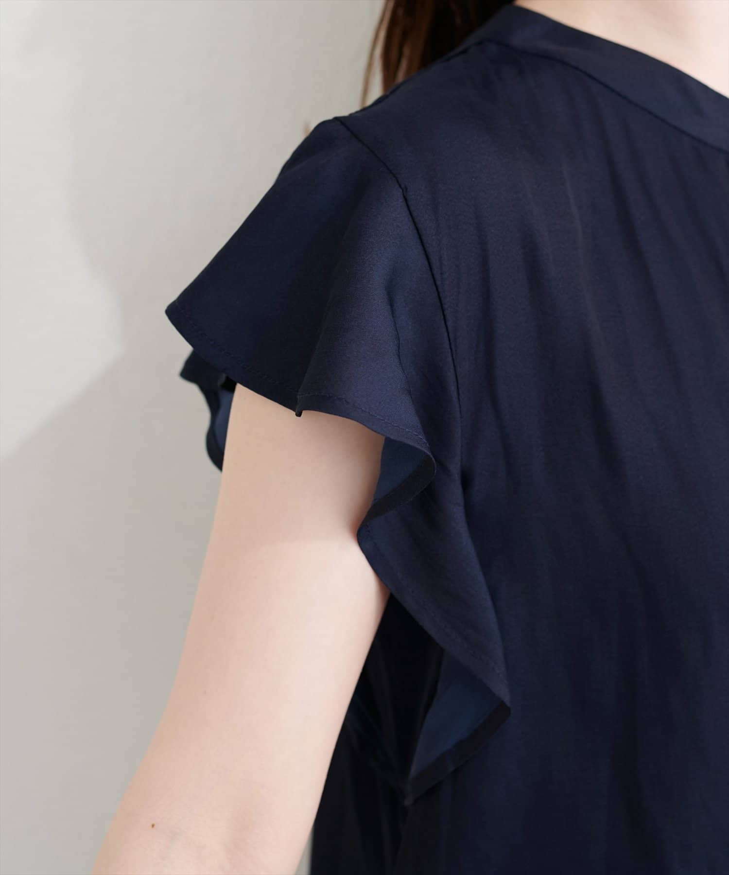 natural couture(ナチュラルクチュール) とろみサテンラッフル袖ブラウス