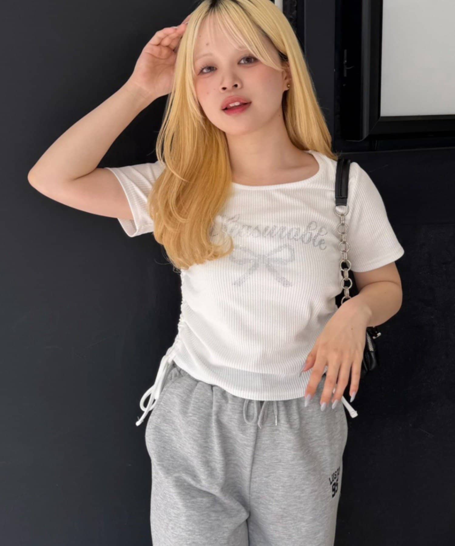 NICE CLAUP / OLIVE des OLIVE OUTLET(ナイスクラップ  / オリーブ デ オリーブ アウトレット) 【ANOTHER BRANCH】アソートラインストーンロゴ脇ギャザーＴシャツ