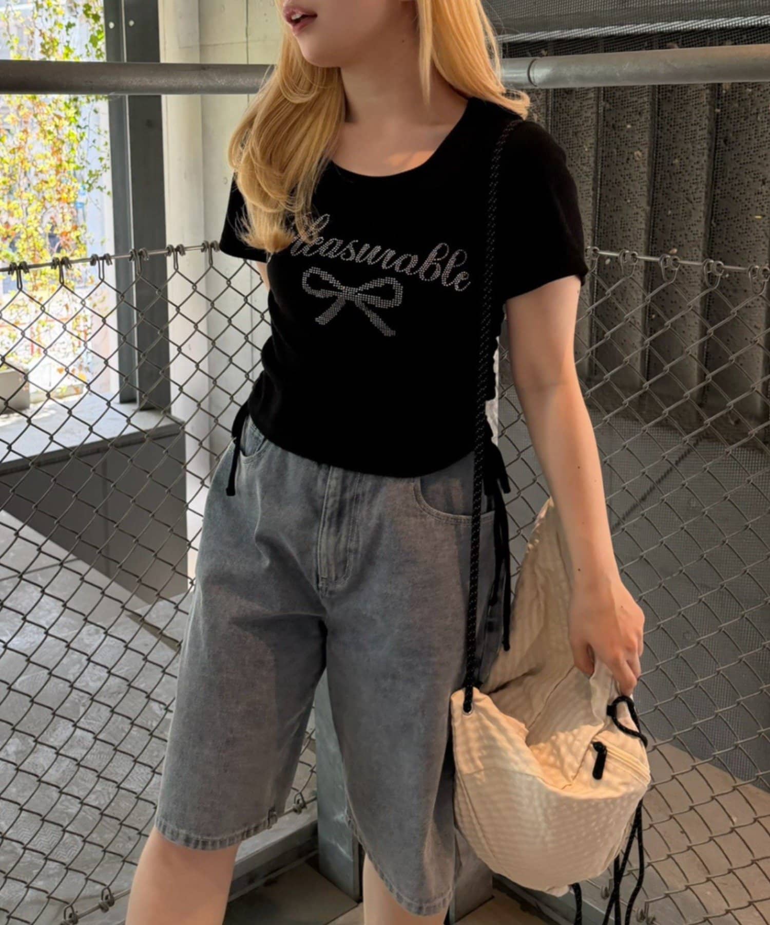 NICE CLAUP / OLIVE des OLIVE OUTLET(ナイスクラップ  / オリーブ デ オリーブ アウトレット) 【ANOTHER BRANCH】アソートラインストーンロゴ脇ギャザーＴシャツ