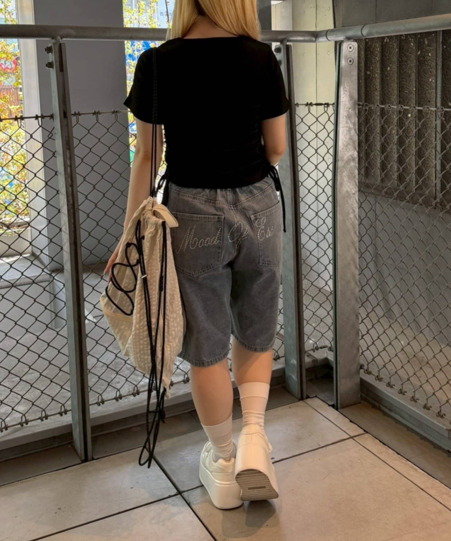 NICE CLAUP / OLIVE des OLIVE OUTLET(ナイスクラップ  / オリーブ デ オリーブ アウトレット) 【ANOTHER BRANCH】アソートラインストーンロゴ脇ギャザーＴシャツ