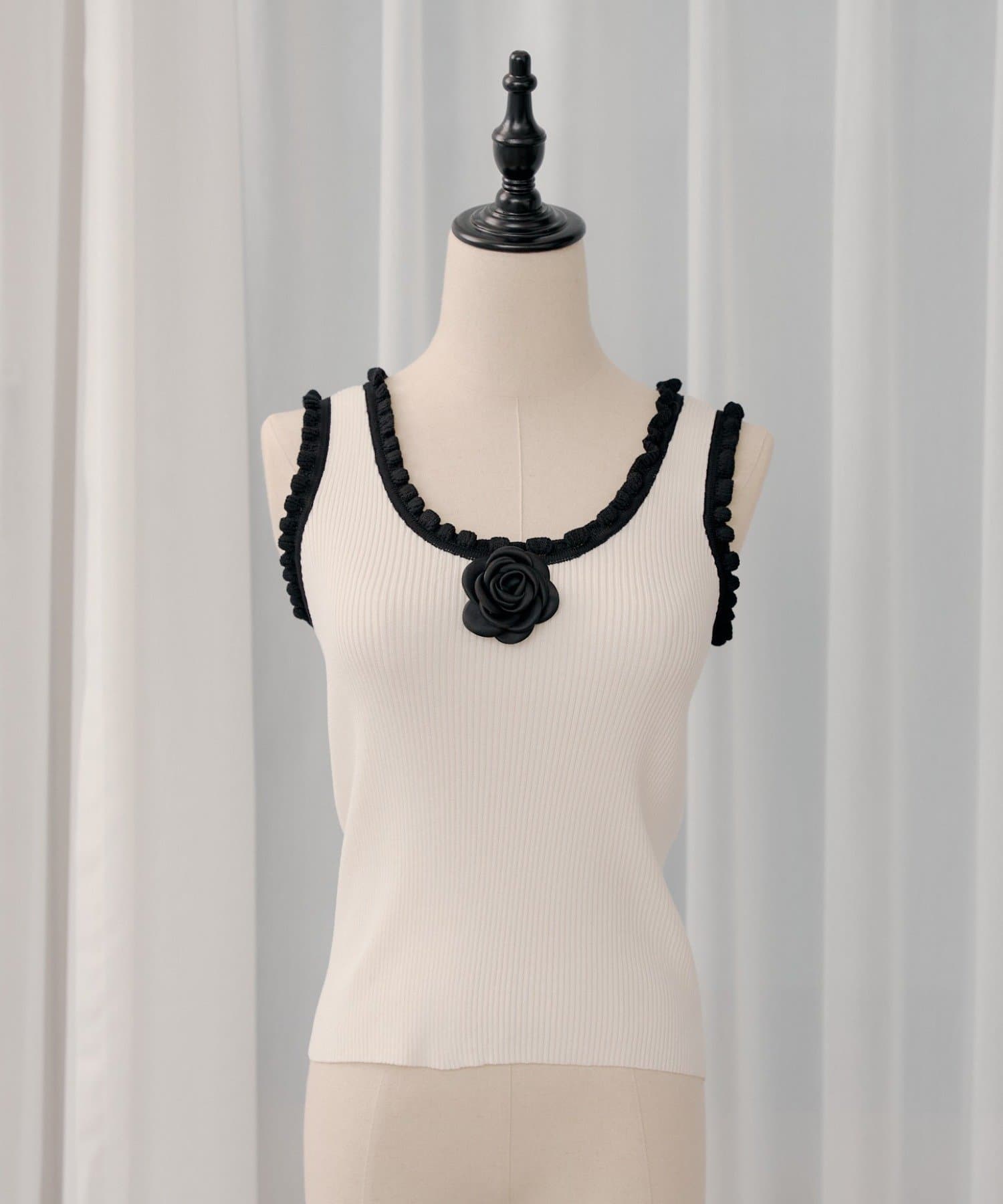 Chico(チコ) ローズコサージュ付きフリルニットタンク