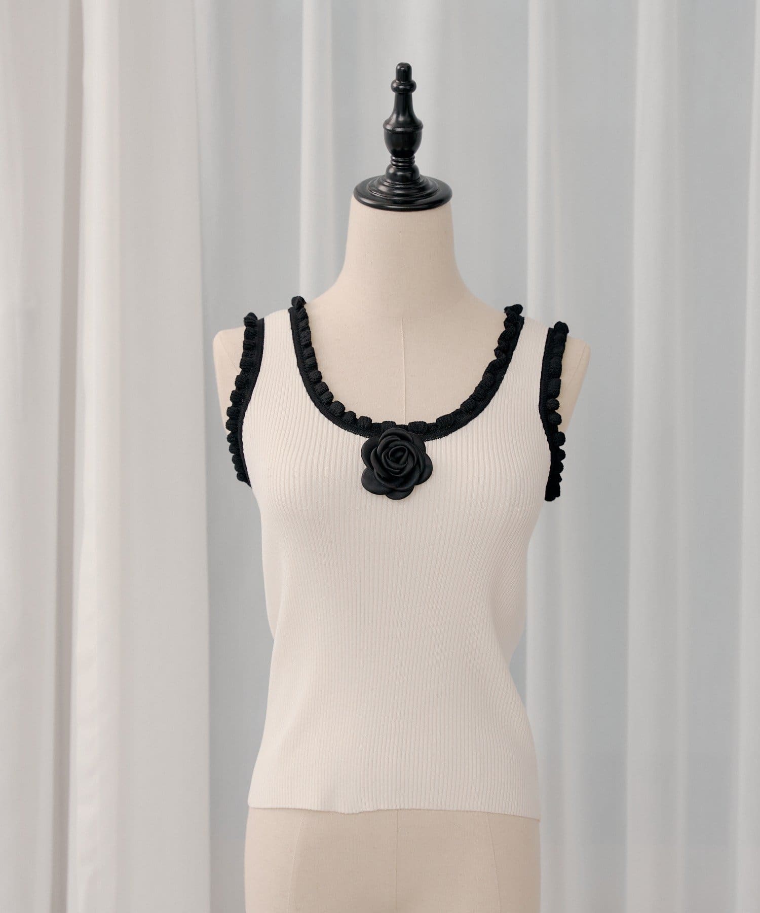 Chico(チコ) ローズコサージュ付きフリルニットタンク