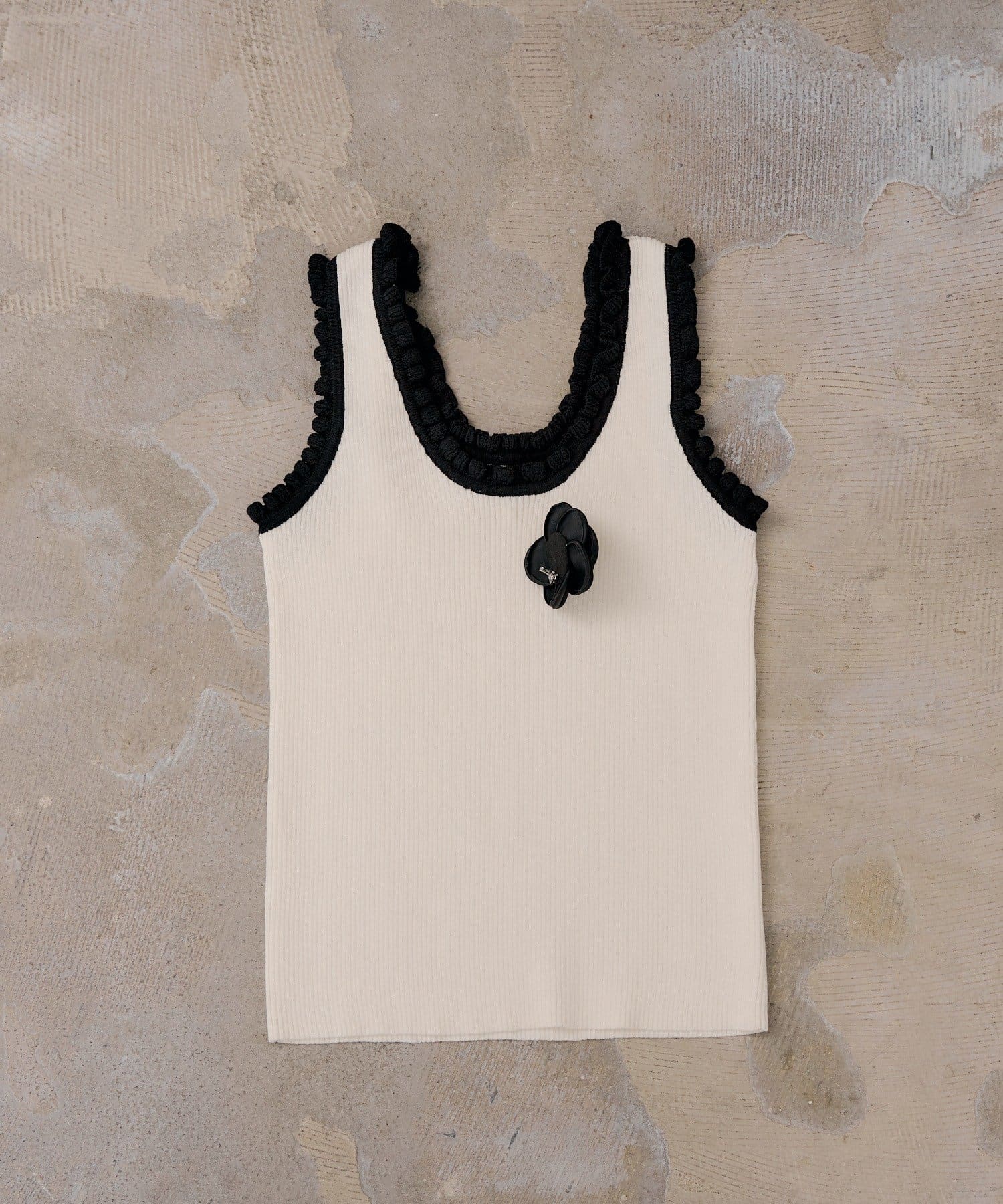 Chico(チコ) ローズコサージュ付きフリルニットタンク