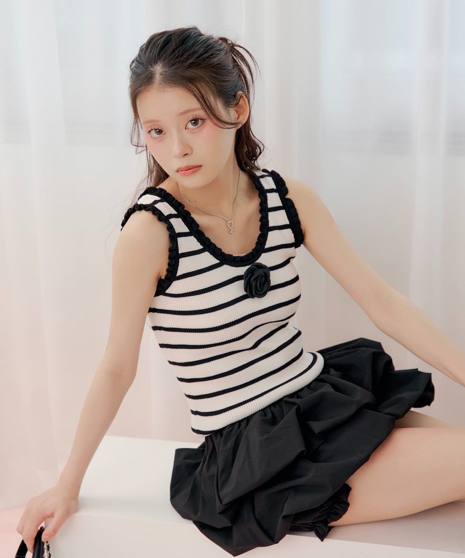 Chico(チコ) ローズコサージュ付きフリルニットタンク