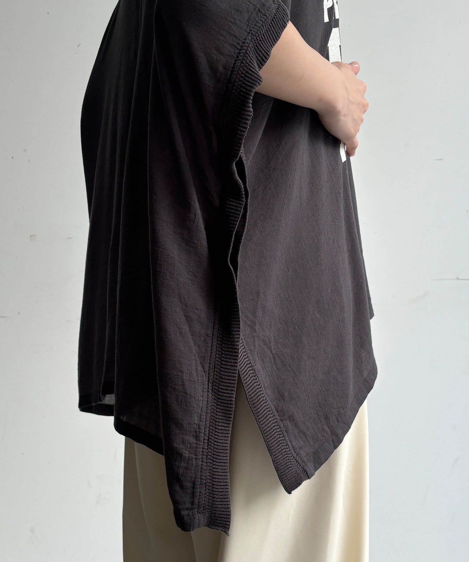 DOUDOU(ドゥドゥ) 【24日 10%OFFで予約スタート！】シアーポンチョロゴTEE