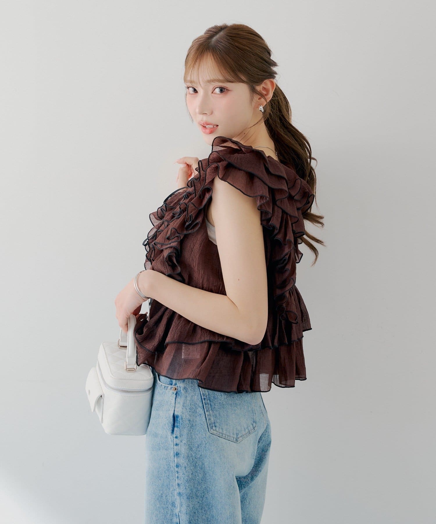 Chico(チコ) 【SALON by Chico】バイカラーラッフルフリルペプラムブラウス