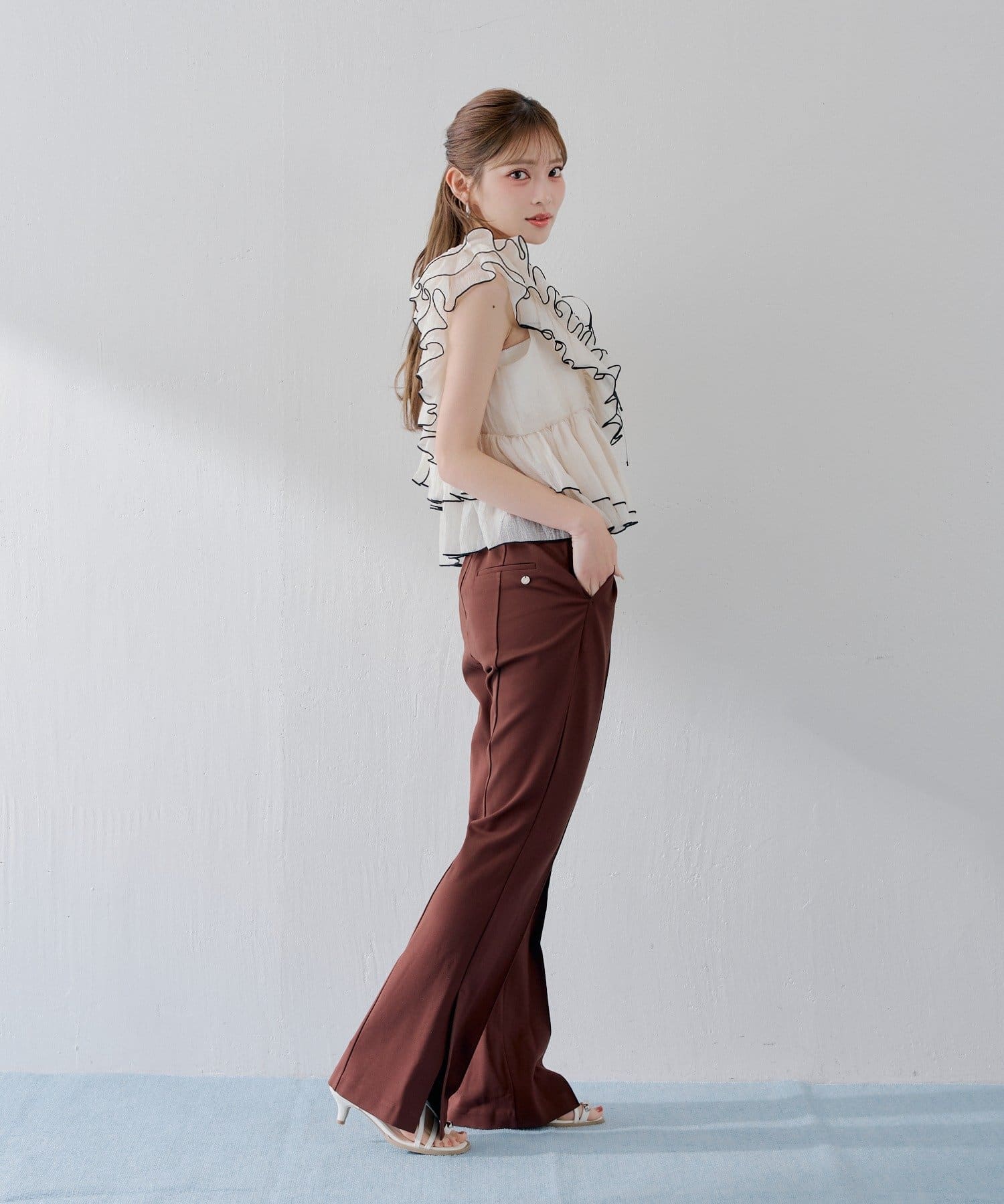 Chico(チコ) ＼ブラウン再入荷／【SALON by Chico】バイカラーラッフルフリルペプラムブラウス