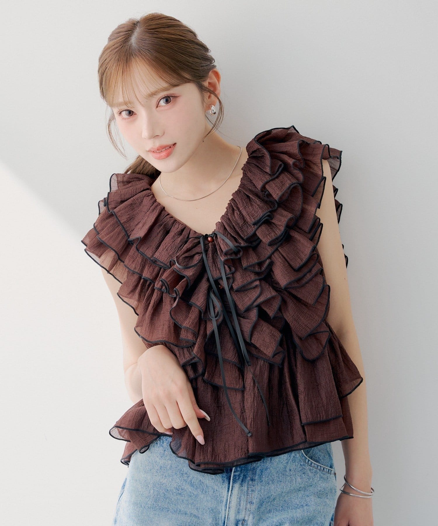 Chico(チコ) ＼ブラウン再入荷／【SALON by Chico】バイカラーラッフルフリルペプラムブラウス
