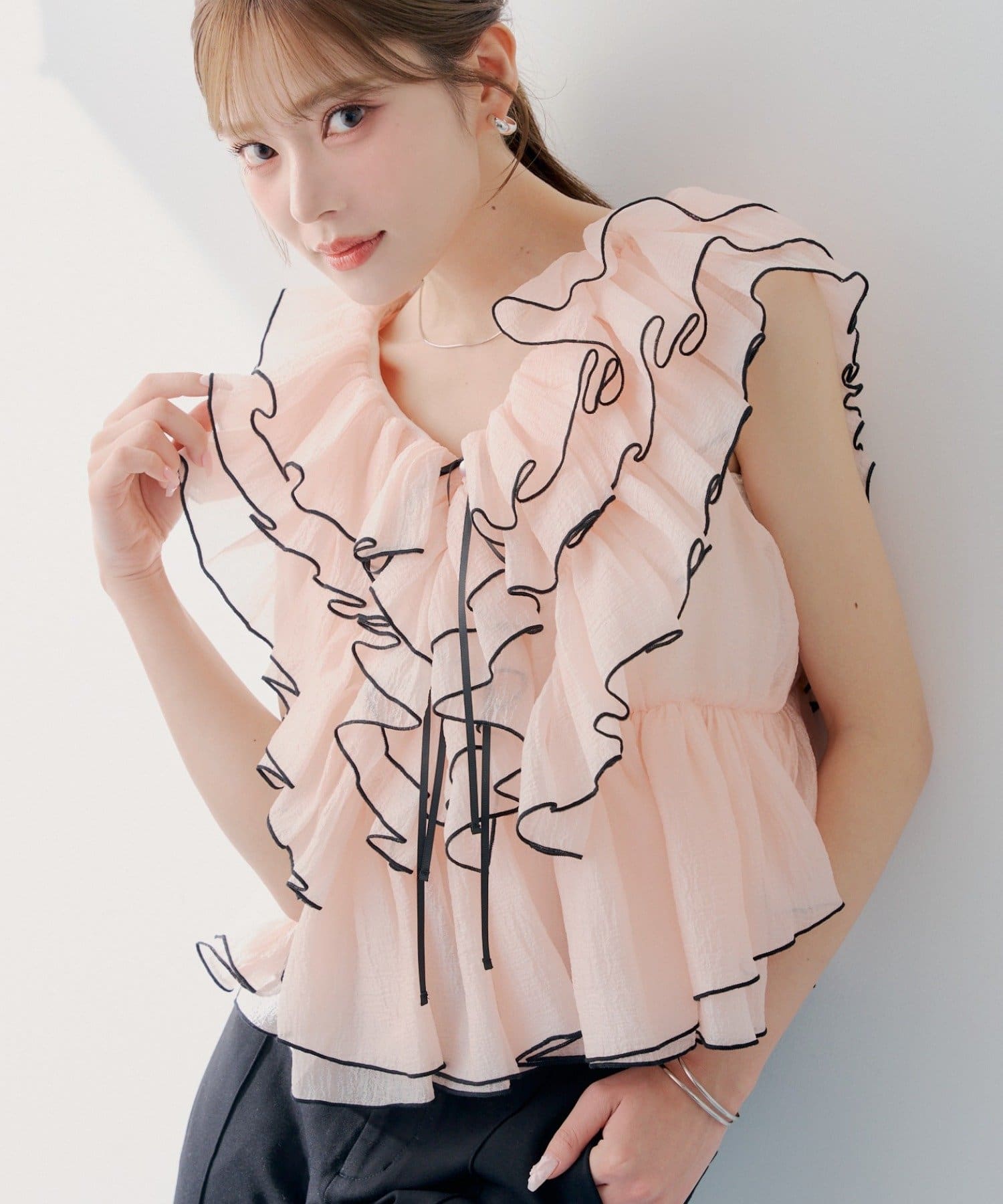 Chico(チコ) 【SALON by Chico】バイカラーラッフルフリルペプラムブラウス