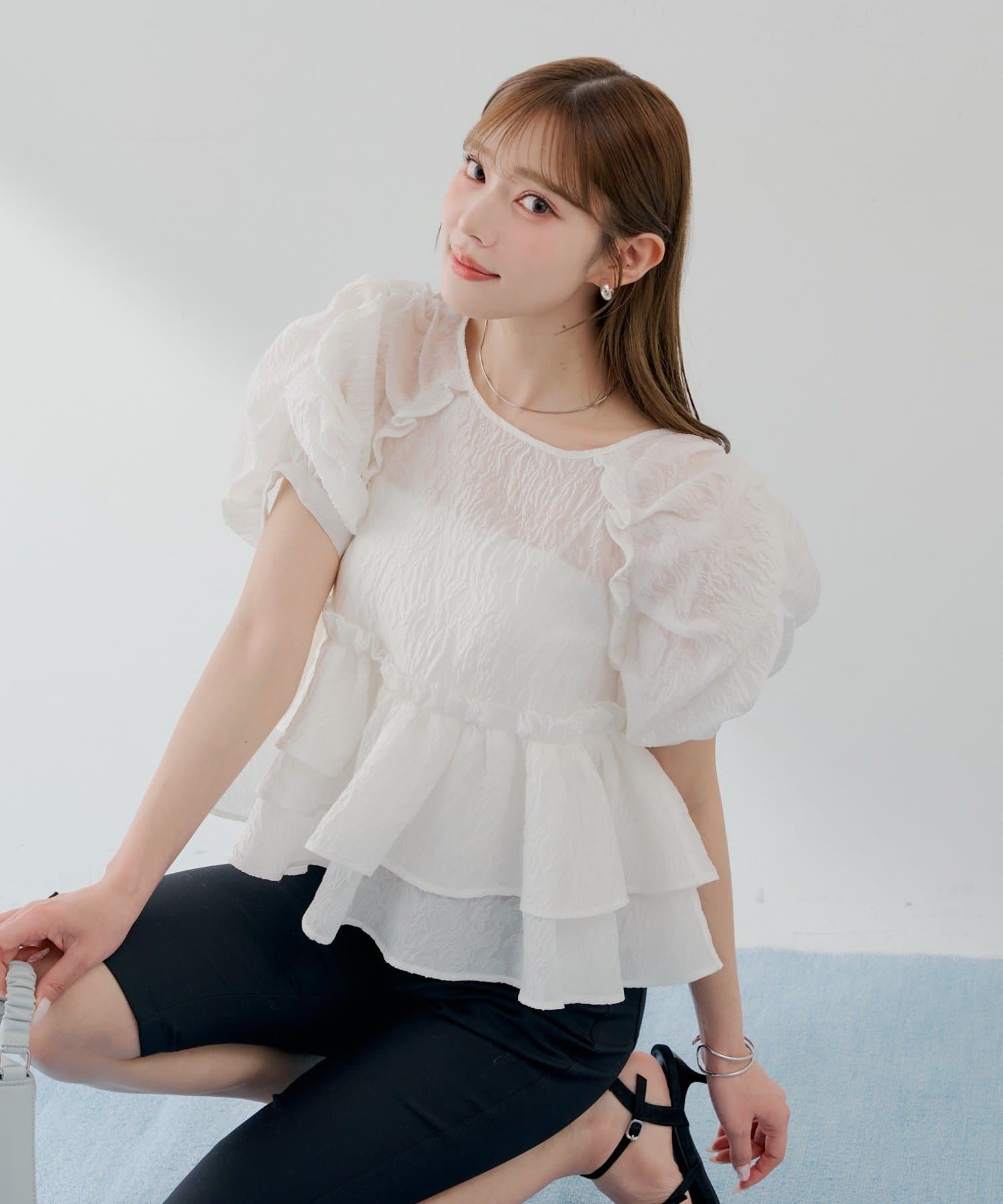 Chico(チコ) 【SALON by Chico】デザインパフ袖バックリボンペプラムブラウス