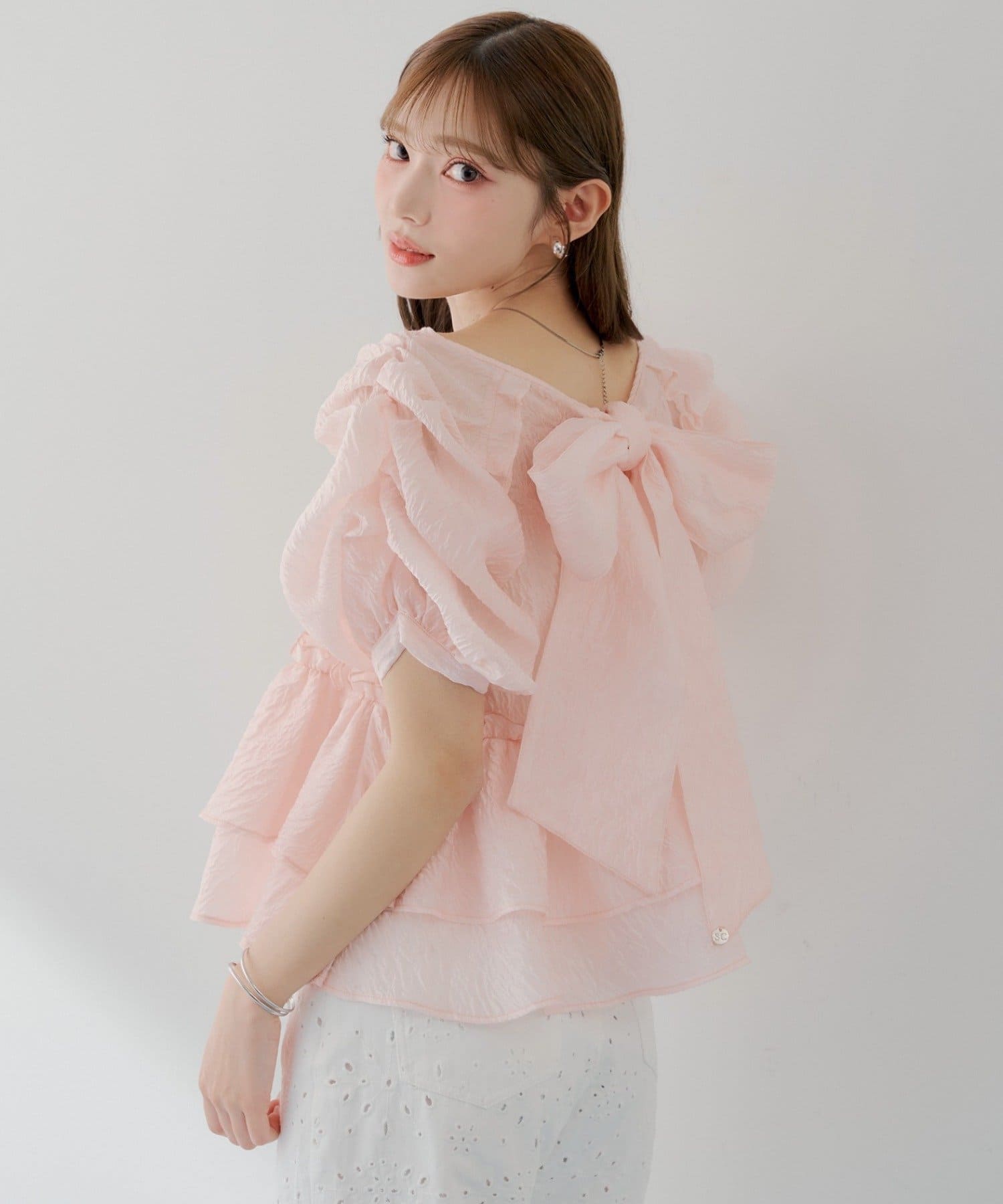 Chico(チコ) 【SALON by Chico】デザインパフ袖バックリボンペプラムブラウス