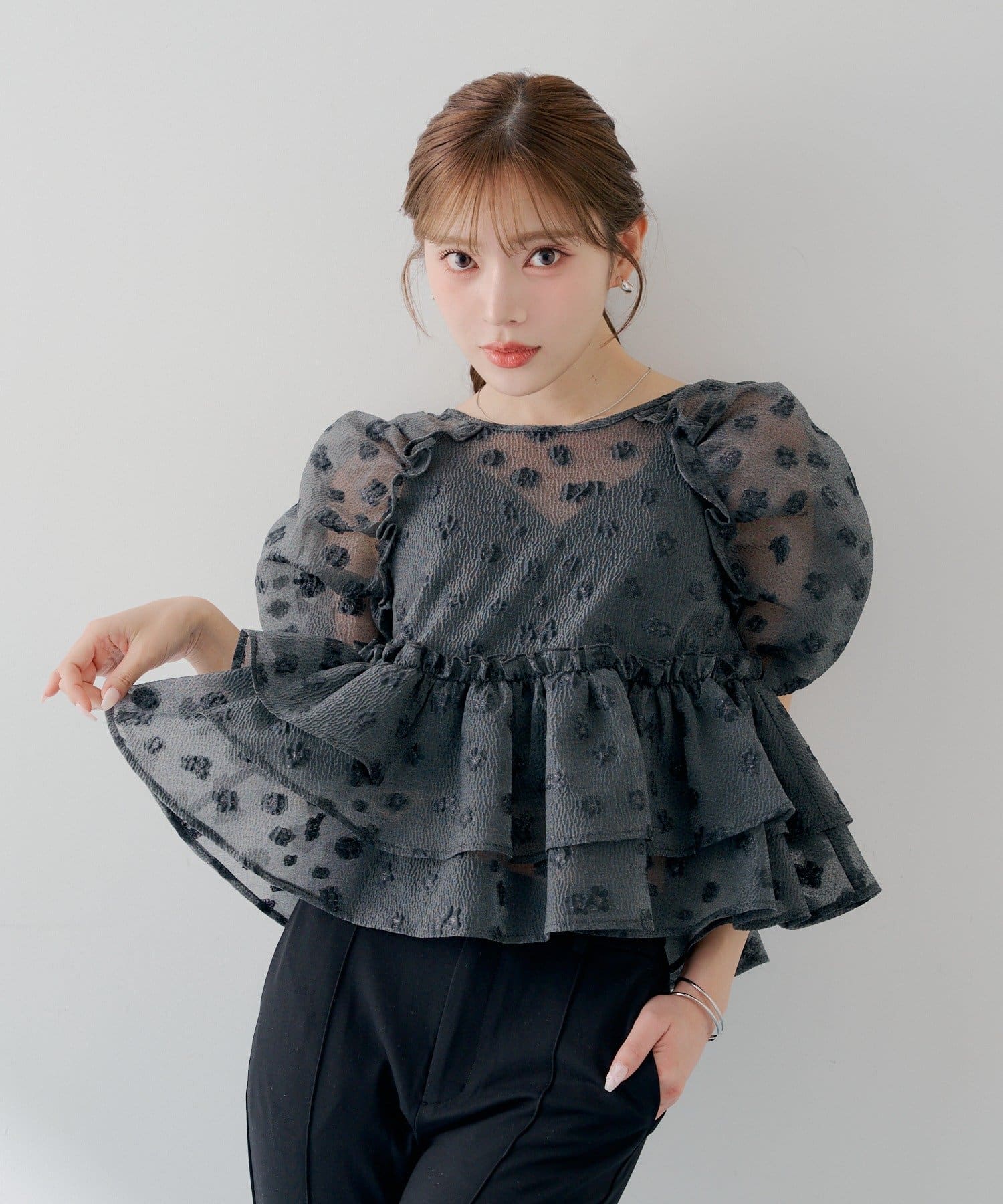 Chico(チコ) 【SALON by Chico】デザインパフ袖バックリボンペプラムブラウス