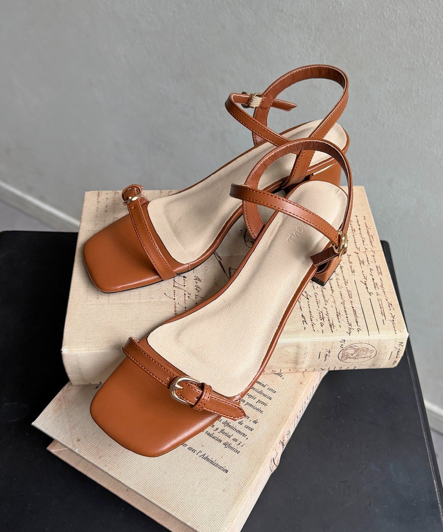 Thevon.(ゼヴォン) GLDラインベルトサンダル