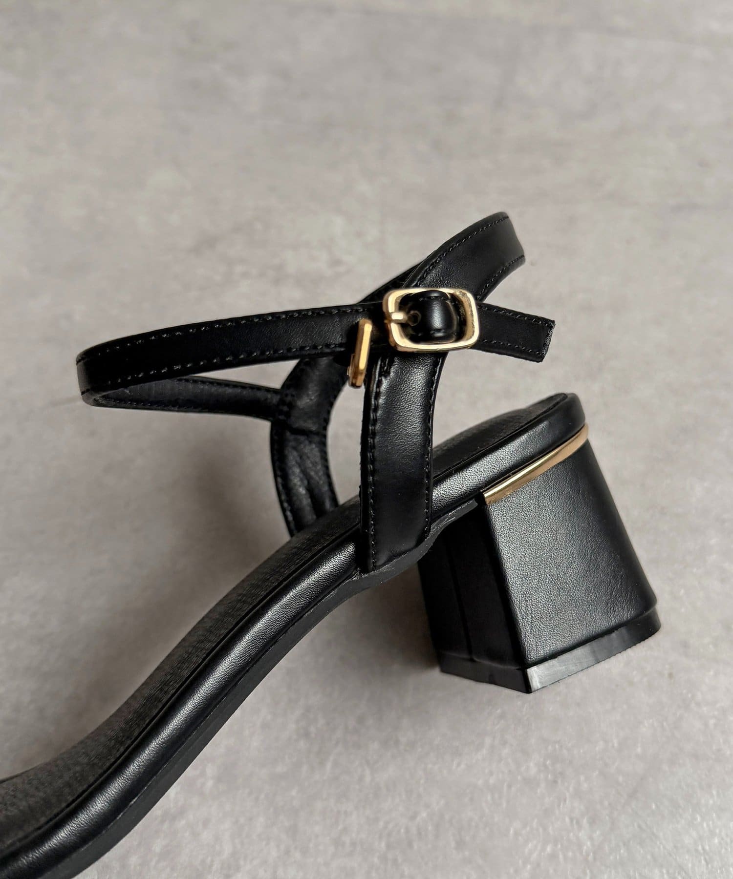 Thevon.(ゼヴォン) GLDラインベルトサンダル