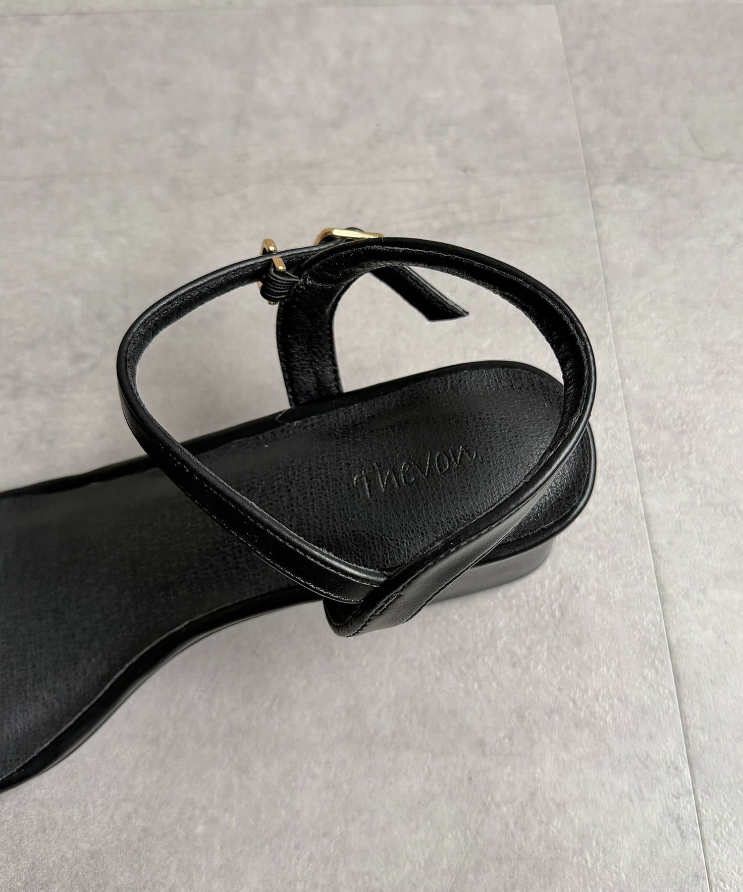 Thevon.(ゼヴォン) GLDラインベルトサンダル