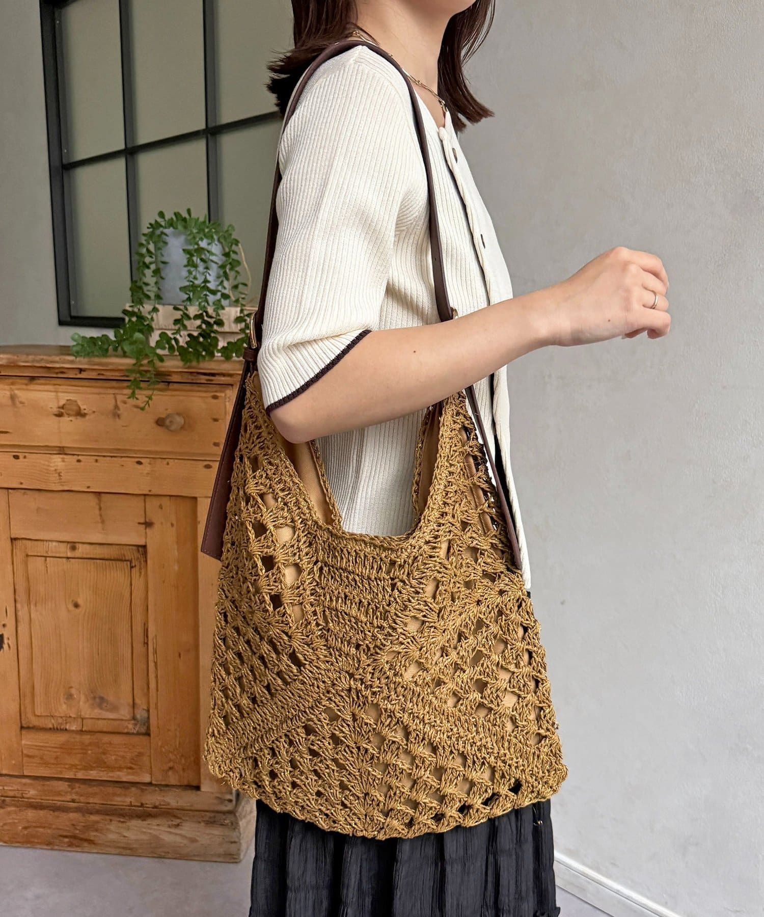 Thevon.(ゼヴォン) 透かし柄ショルダーカゴバッグ