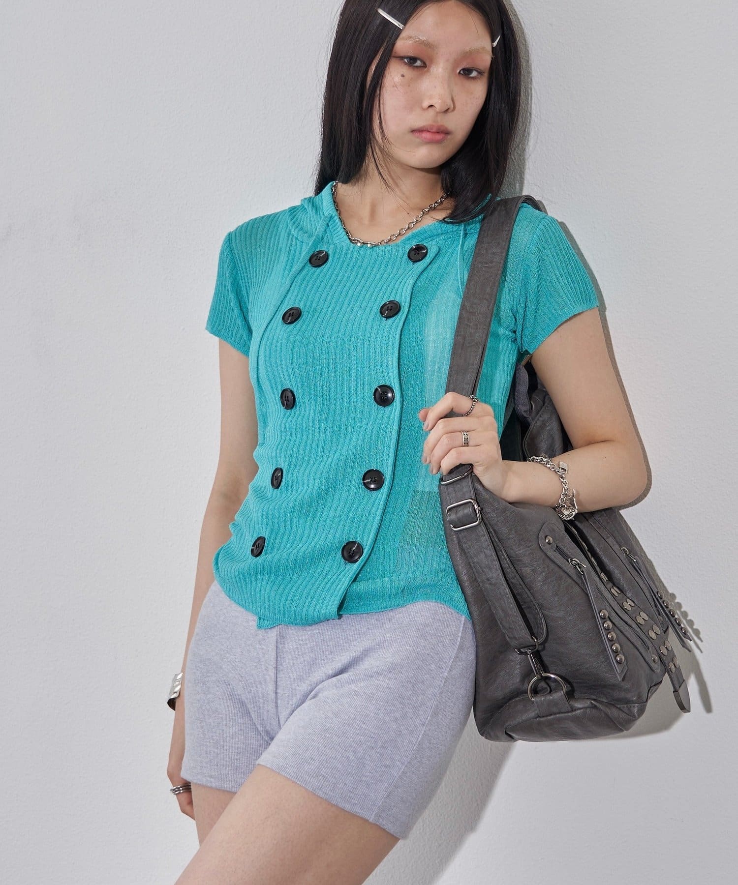 WHO’S WHO gallery(フーズフーギャラリー) 【WEB限定カラーあり】シアーリブＷボタンフーディ