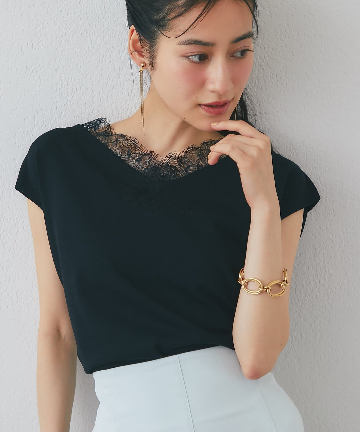La boutique BonBon(ラブティックボンボン) クールタッチUVレース付きVネックニット