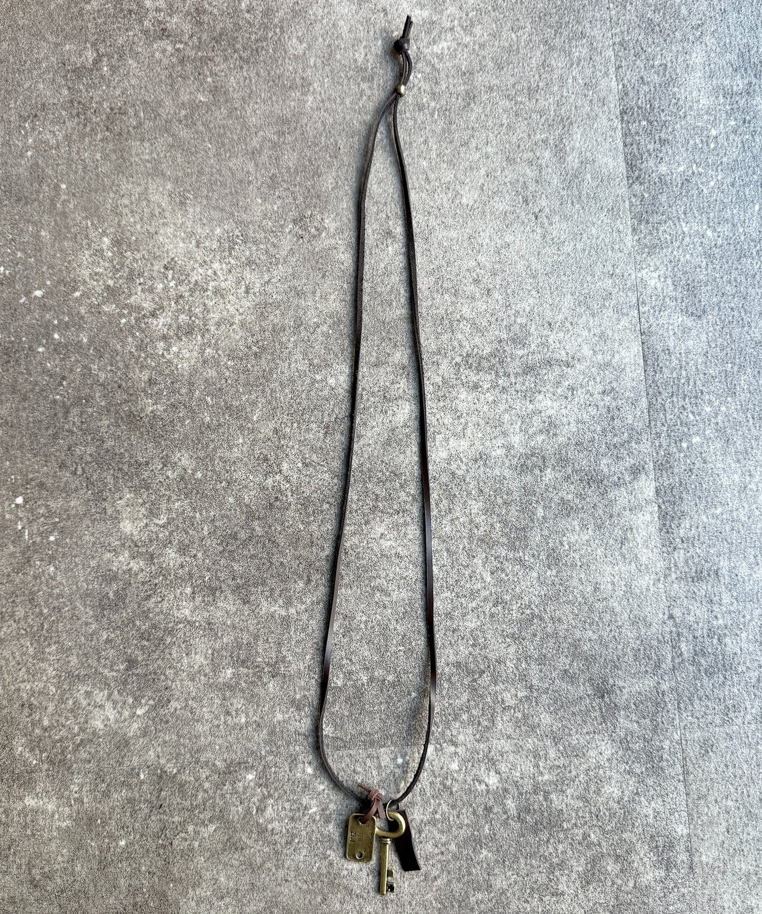 CPCM(シーピーシーエム) モチーフレザーネックレス