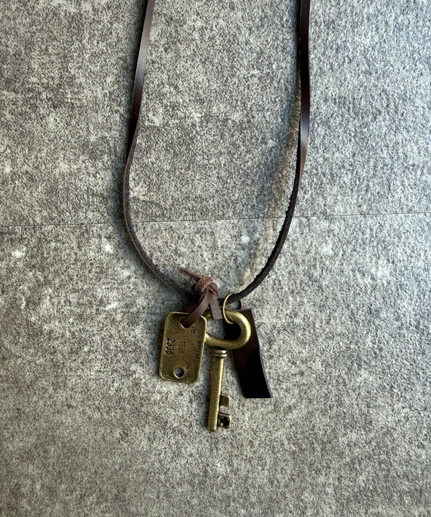 CPCM(シーピーシーエム) モチーフレザーネックレス