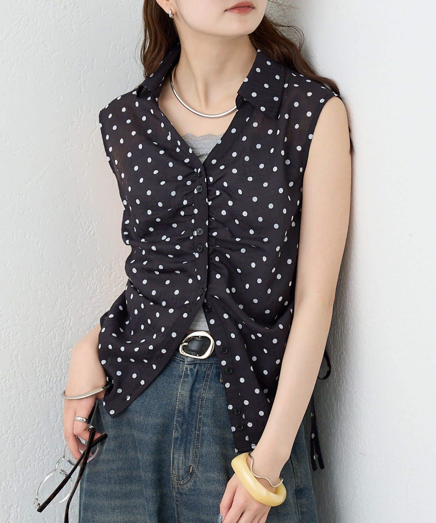 mystic(ミスティック) 襟付きサイドギャザーシェイプシャツ