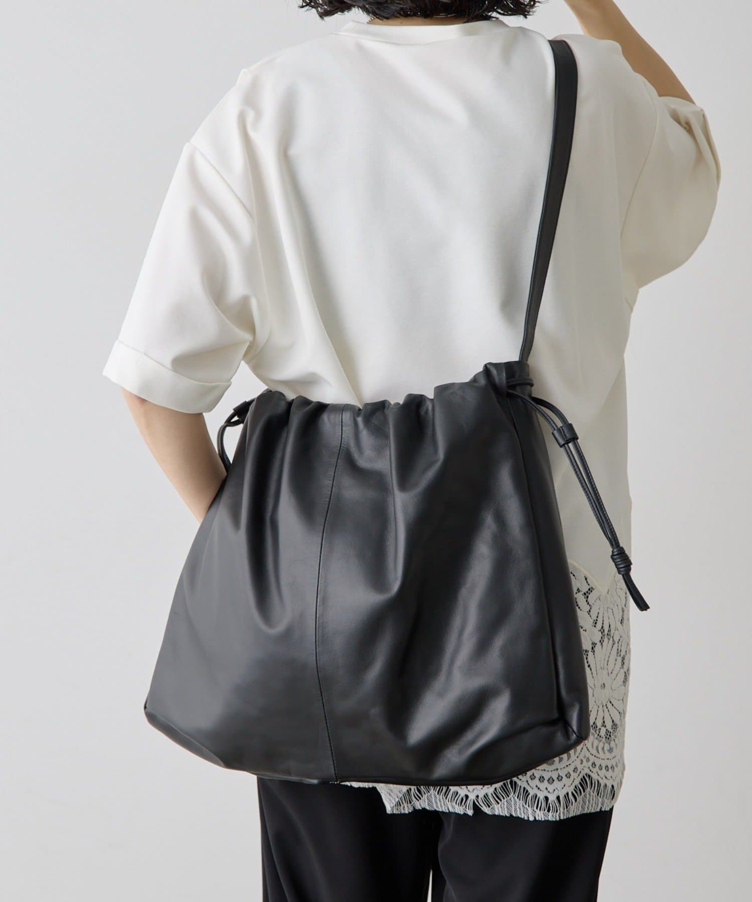 ear PAPILLONNER(イア パピヨネ) レザー巾着ショルダーバッグLサイズ《本革》