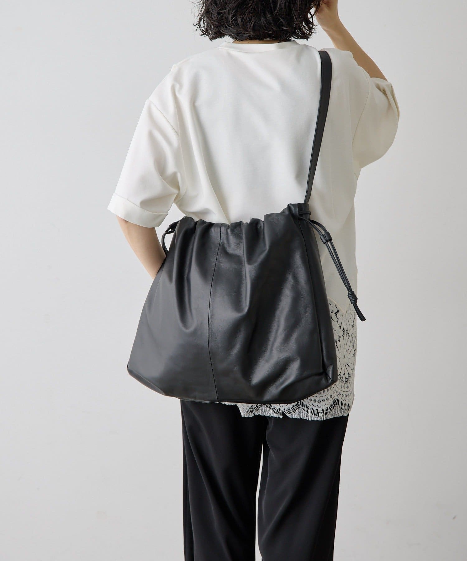 ear PAPILLONNER(イア パピヨネ) レザー巾着ショルダーバッグLサイズ《本革》